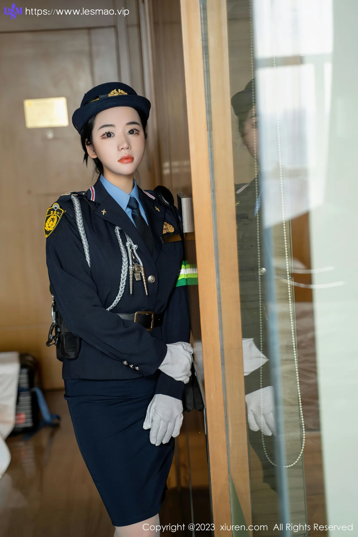 XiuRen 秀人 No.6497 汐汐爱吃草莓 科女搜查官系列性感写真 - 11