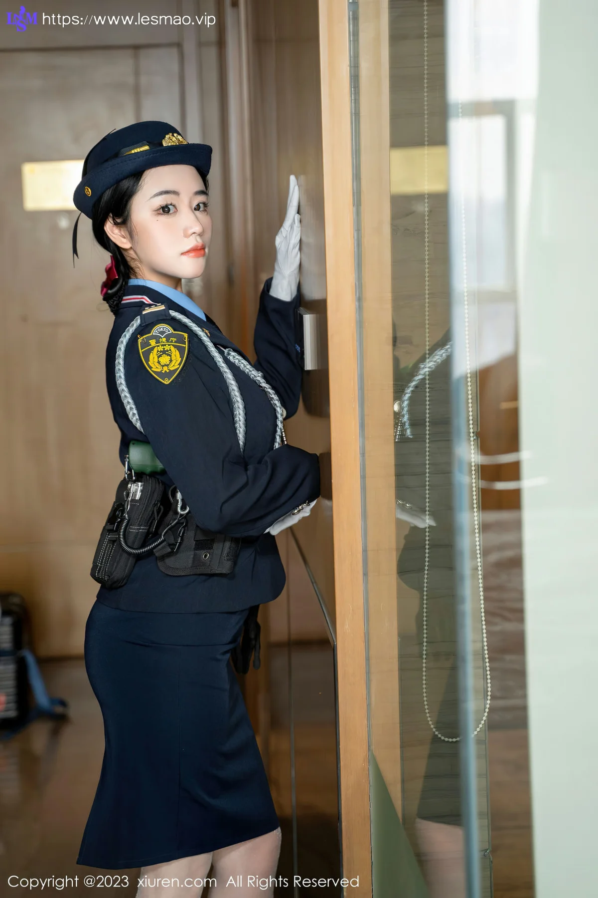 XiuRen 秀人 No.6497 汐汐爱吃草莓 科女搜查官系列性感写真 - 12