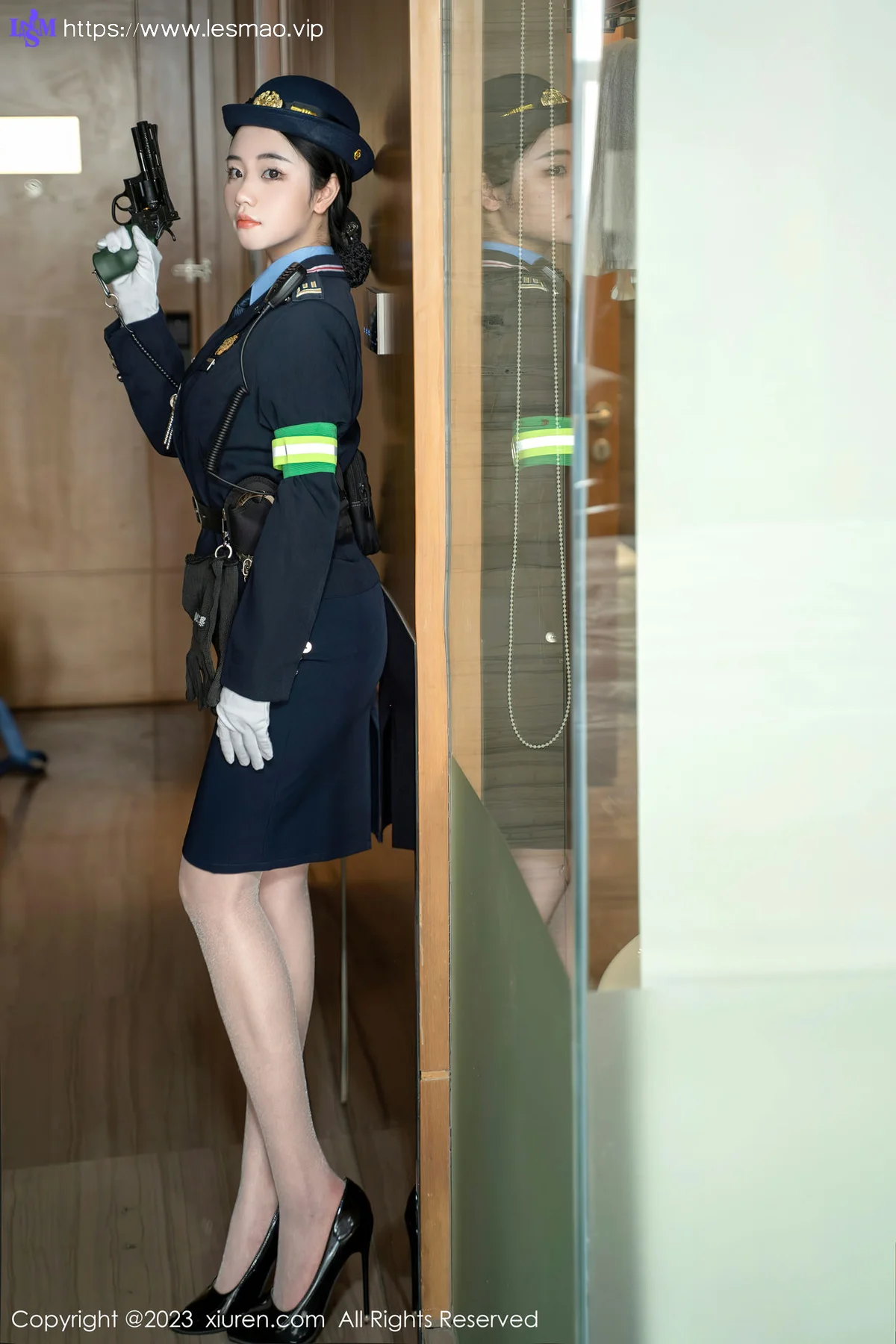 XiuRen 秀人 No.6497 汐汐爱吃草莓 科女搜查官系列性感写真 - 17