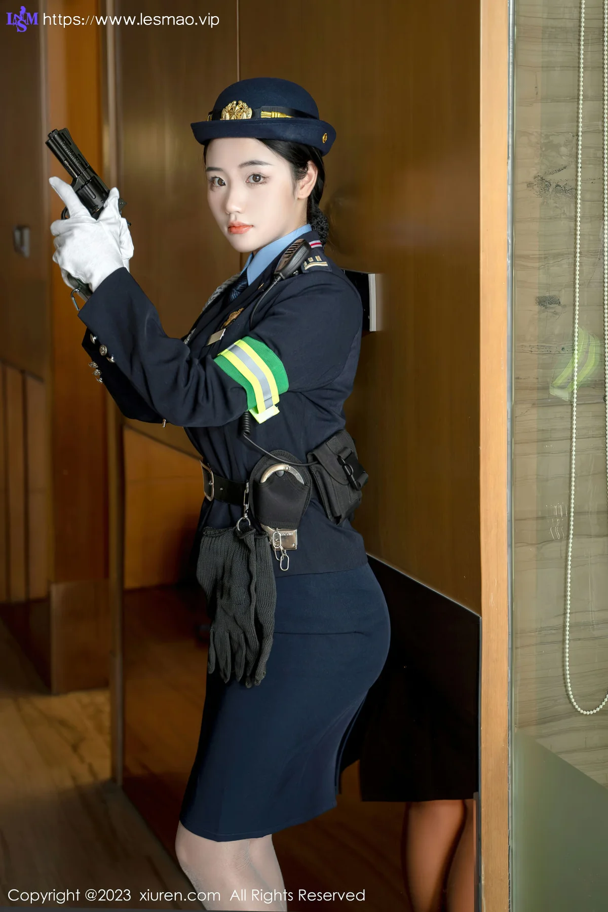 XiuRen 秀人 No.6497 汐汐爱吃草莓 科女搜查官系列性感写真 - 18