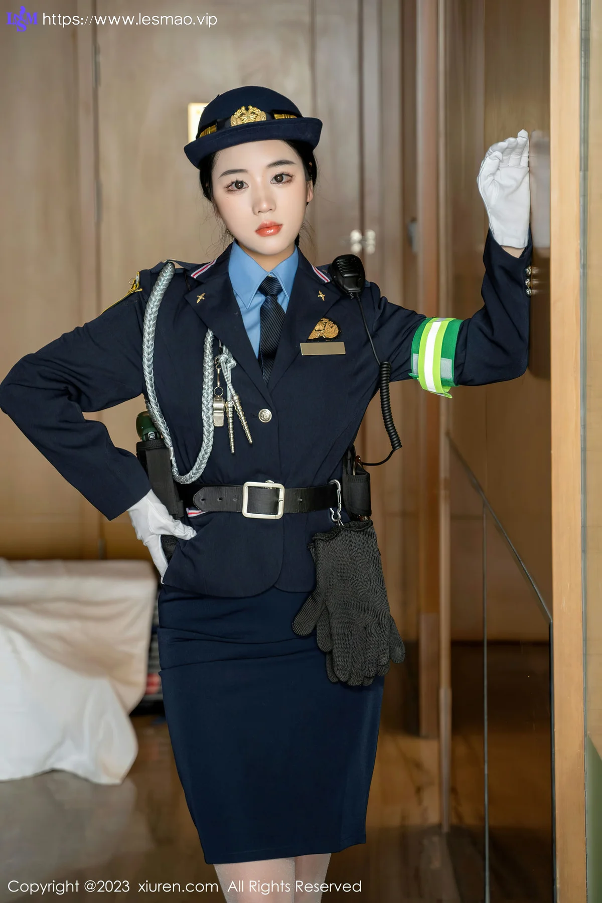 XiuRen 秀人 No.6497 汐汐爱吃草莓 科女搜查官系列性感写真 - 19