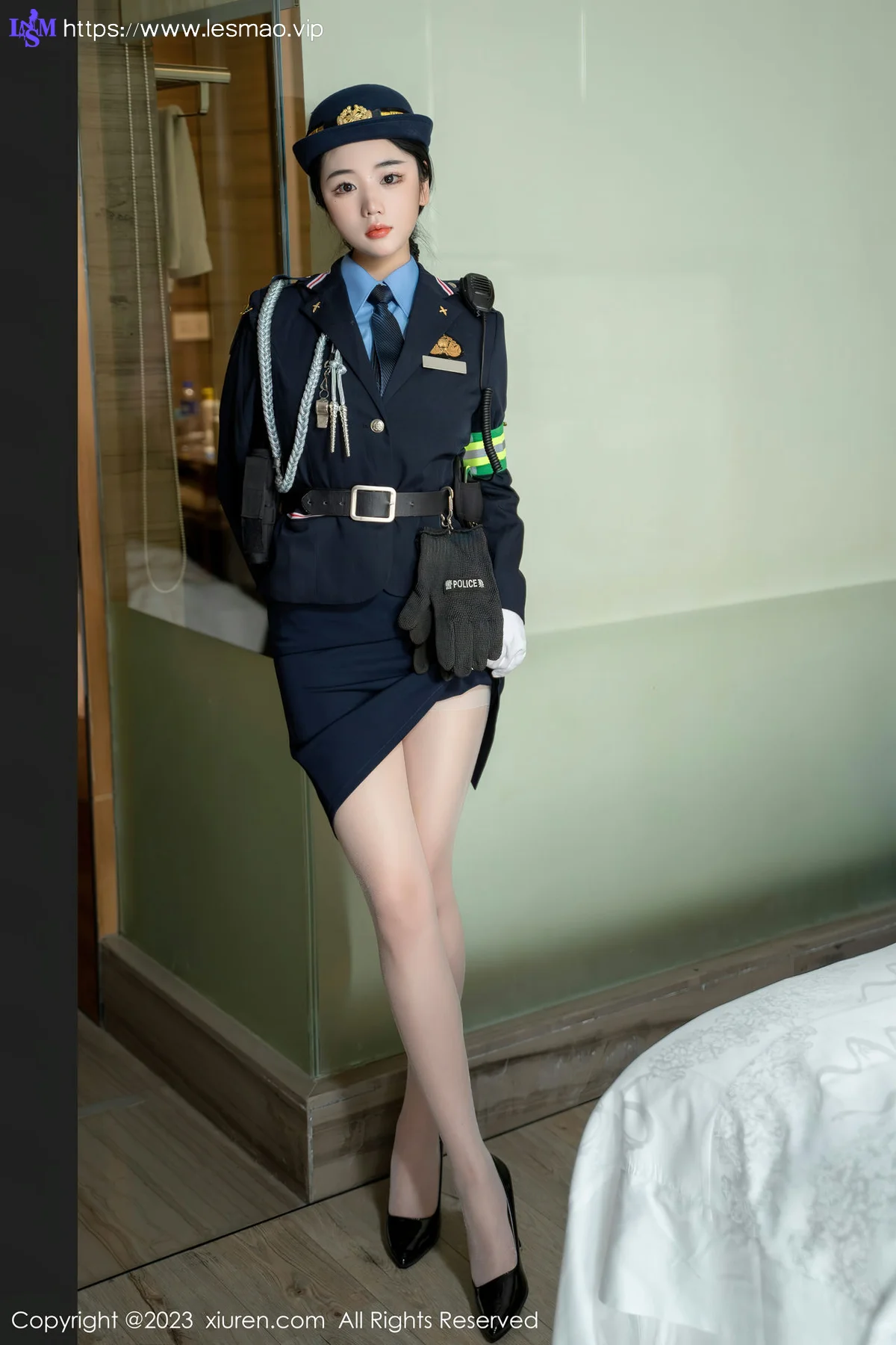 XiuRen 秀人 No.6497 汐汐爱吃草莓 科女搜查官系列性感写真 - 25