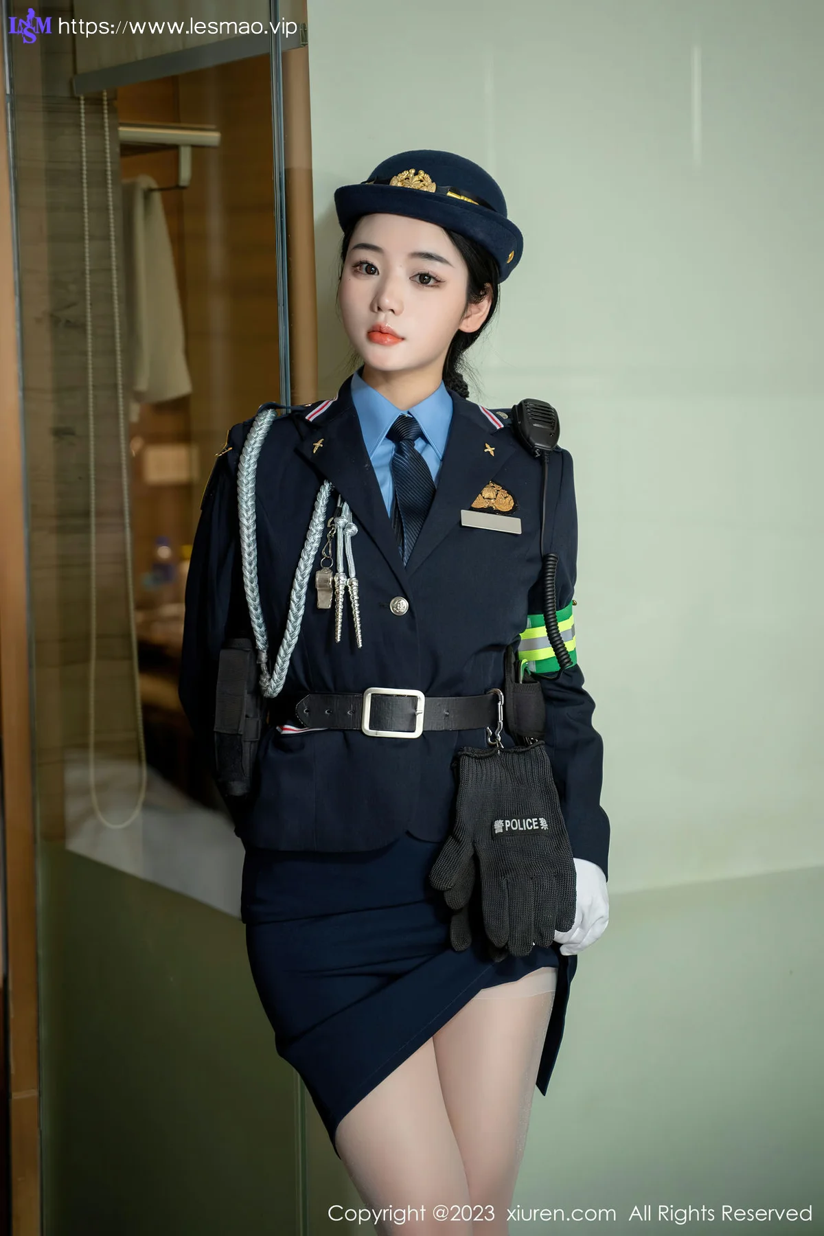 XiuRen 秀人 No.6497 汐汐爱吃草莓 科女搜查官系列性感写真 - 26