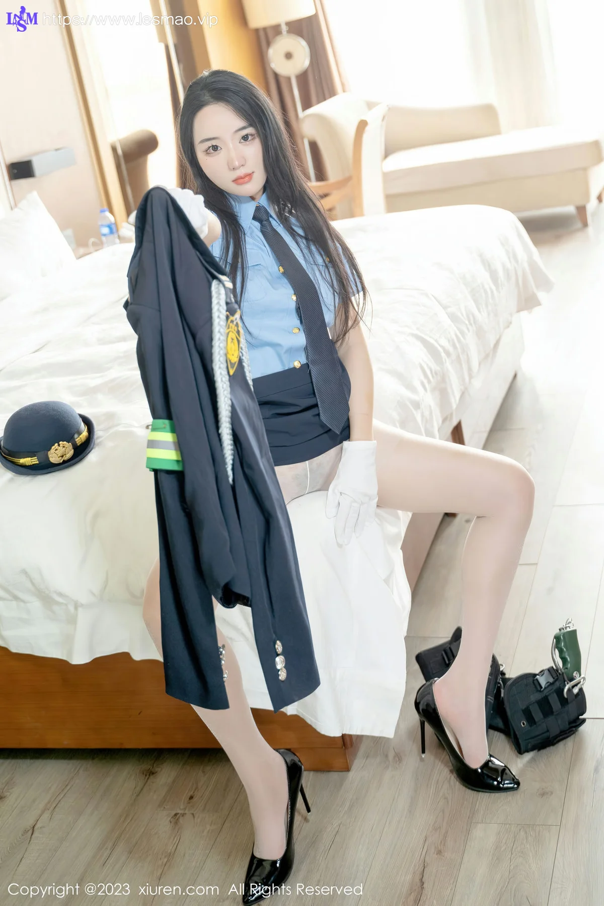 XiuRen 秀人 No.6497 汐汐爱吃草莓 科女搜查官系列性感写真 - 32