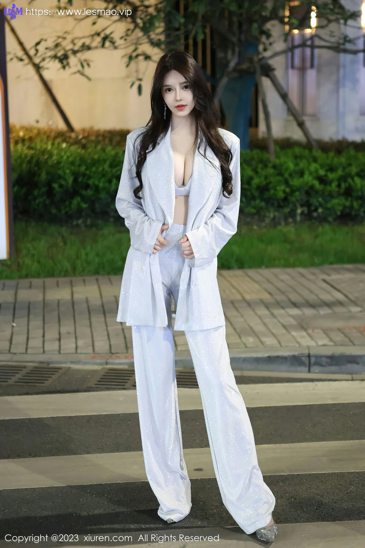 XiuRen 秀人 No.6605 玉兔miki 诱人灰丝街拍性感写真33 - 5