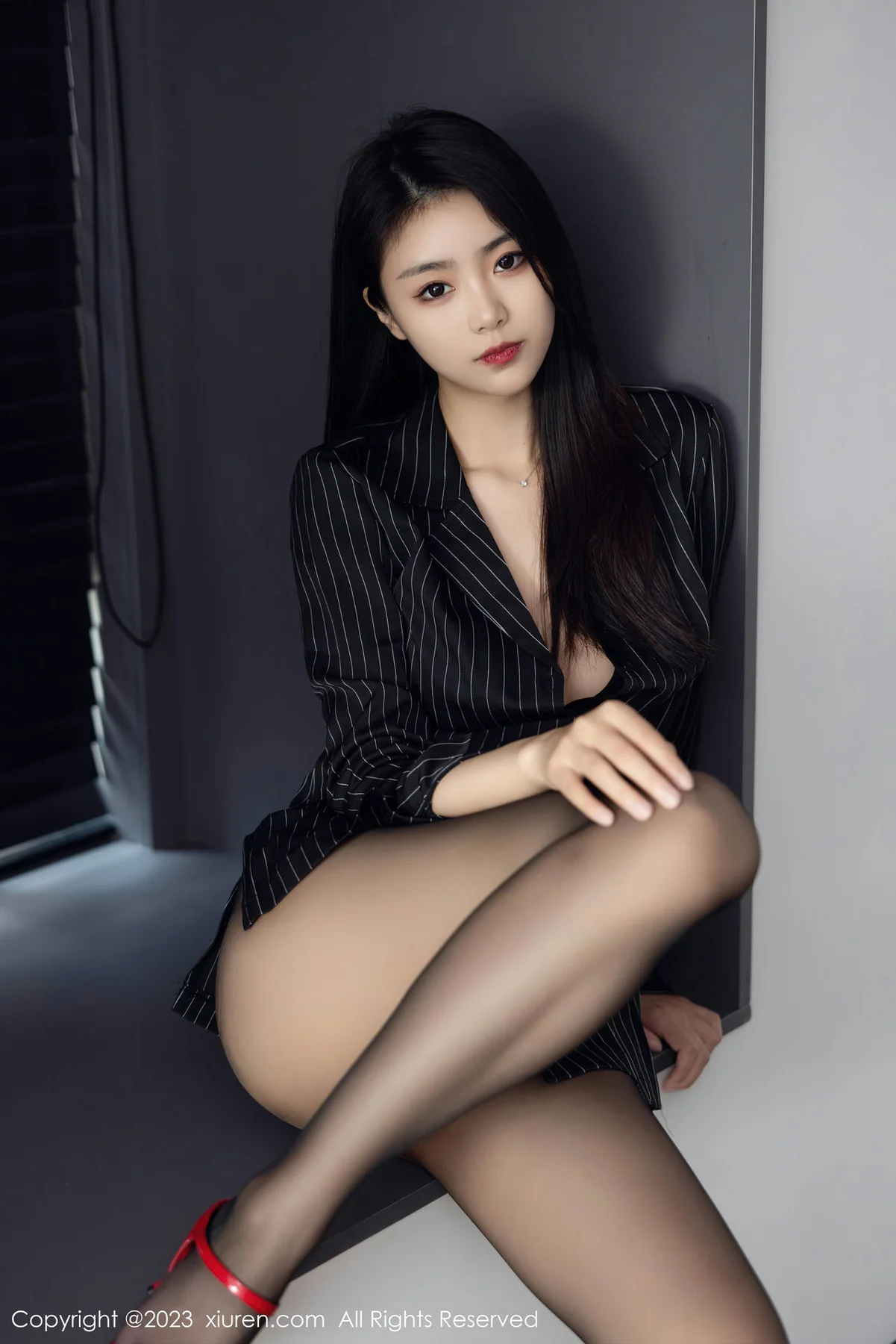 XiuRen 秀人 No.6677 可樂Vicky 黑色条纹上衣性感写真33 - 38