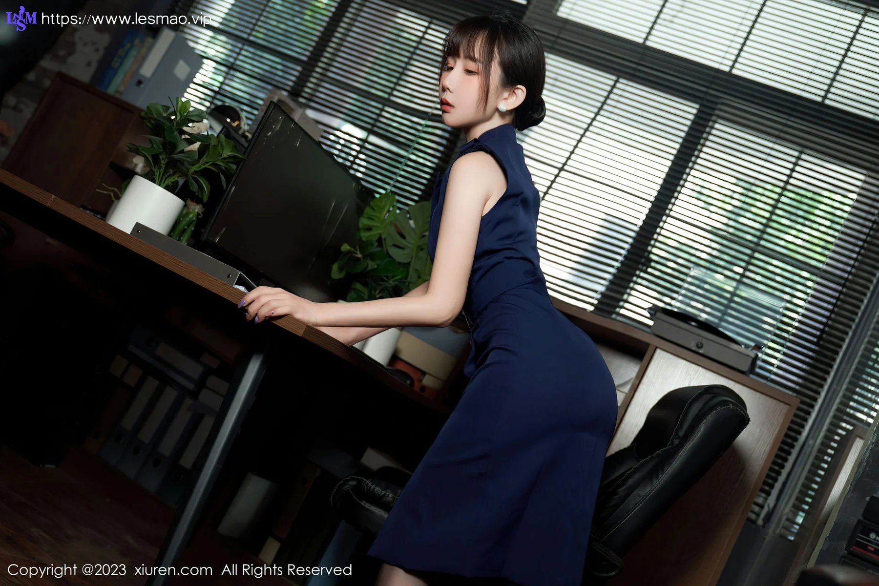 XiuRen 秀人 No.6737 波巧酱 剧情主题“办公室不能说的秘密”性感写真11 - 13