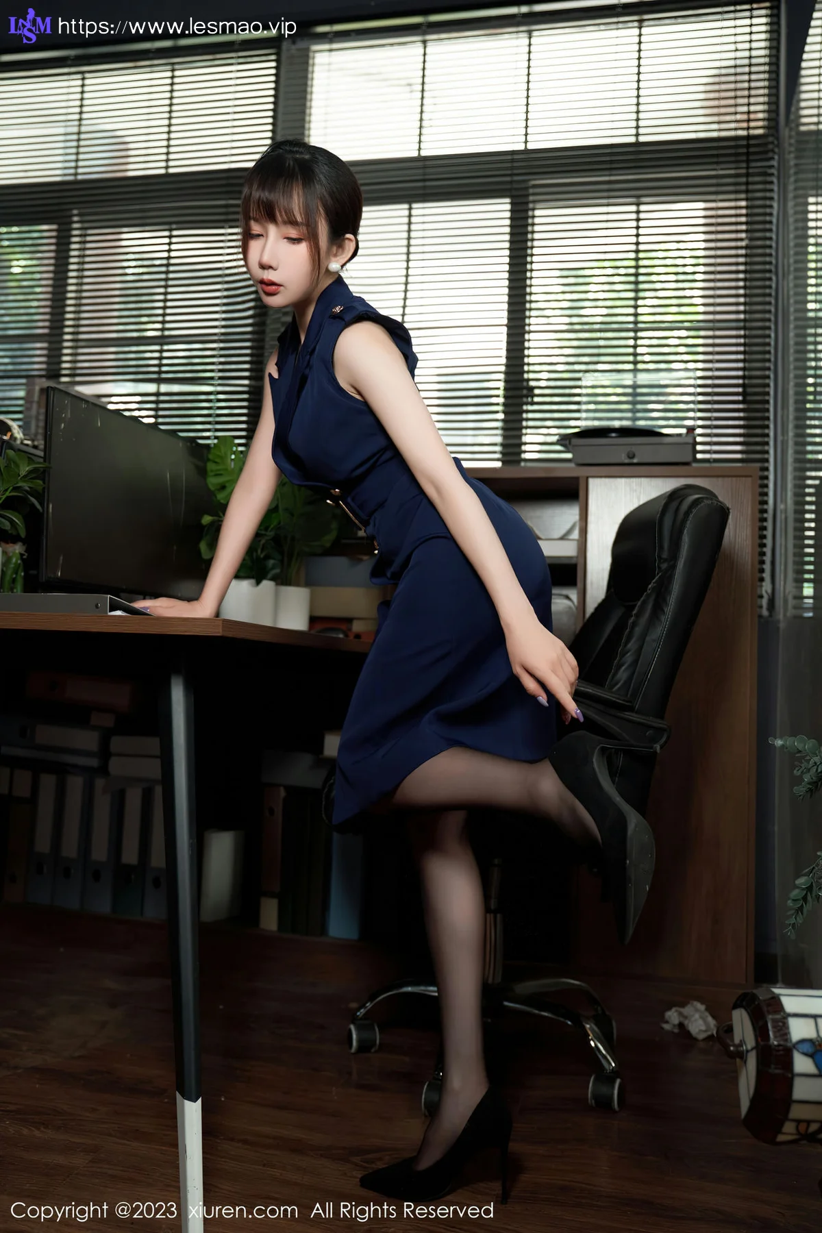 XiuRen 秀人 No.6737 波巧酱 剧情主题“办公室不能说的秘密”性感写真11 - 14