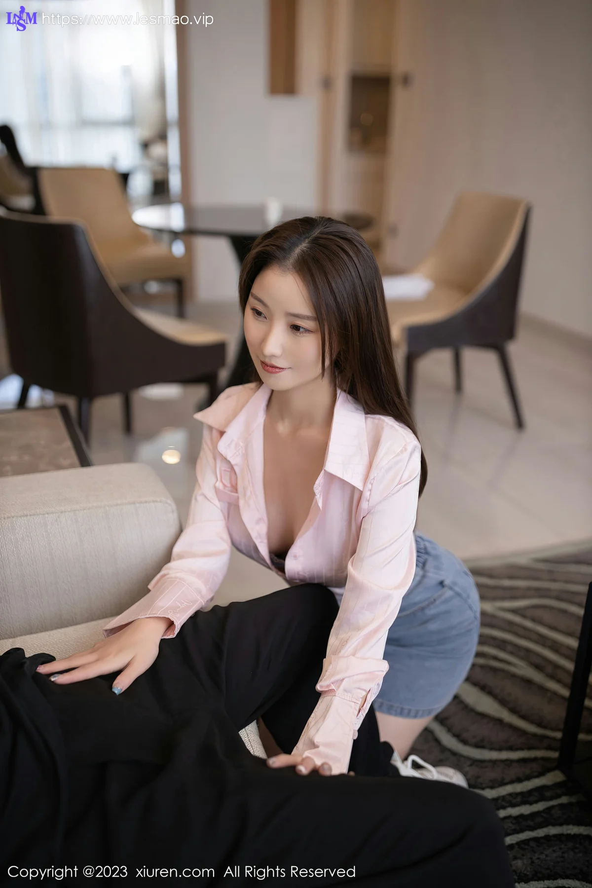 XiuRen 秀人 No.6832 主题“向邻居借水” 杏子Yada 性感写真1 - 23