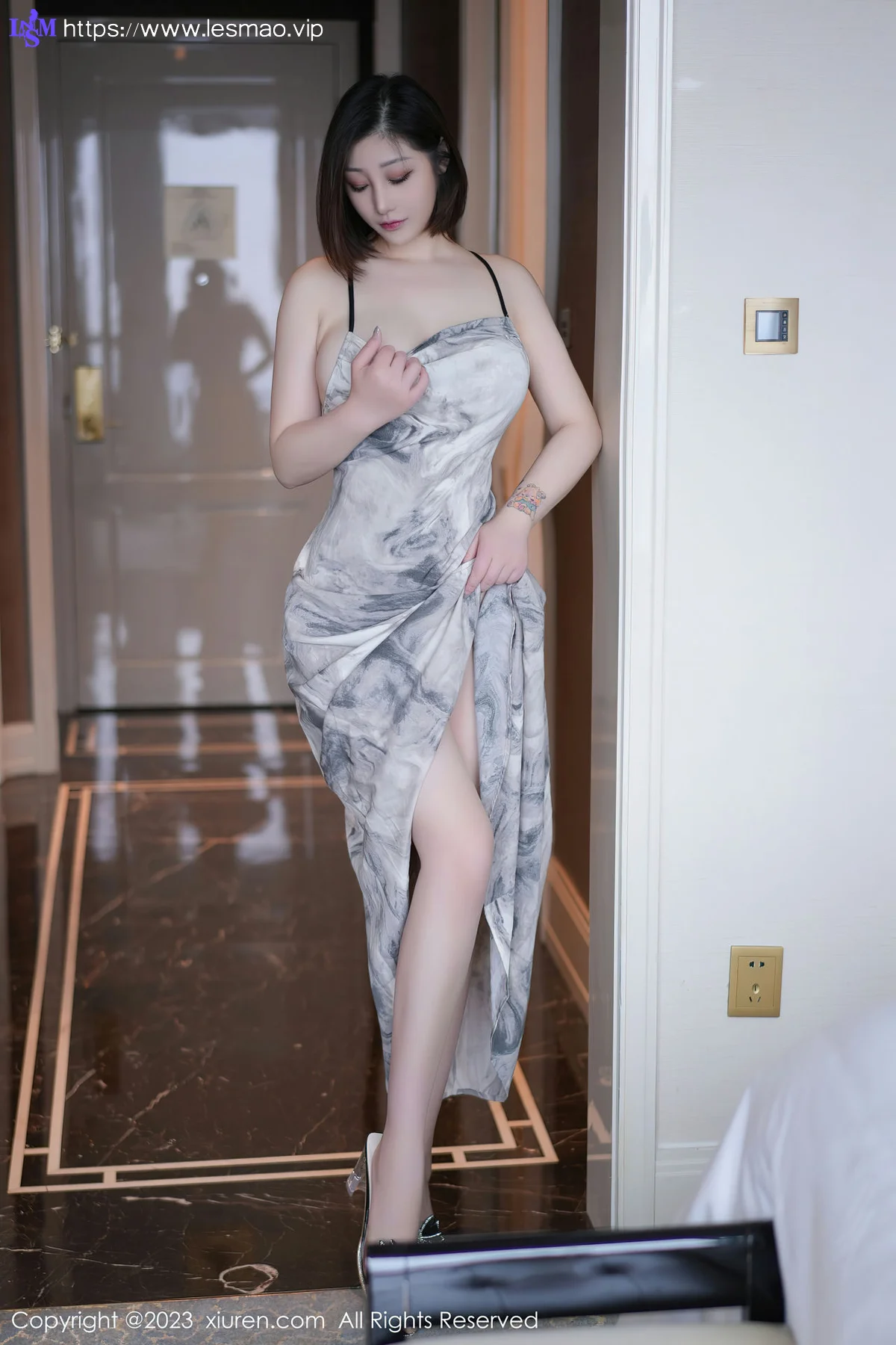 XiuRen 秀人 No.6846 妲己_Toxic 浅灰色吊带长裙性感写真1 - 24