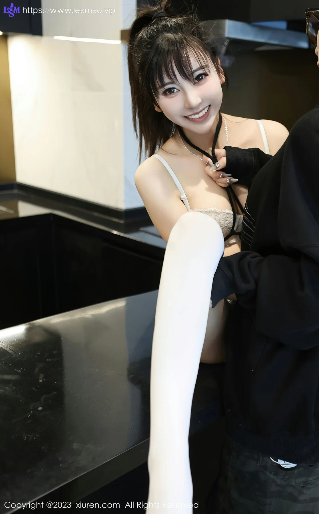 XiuRen 秀人 No.6909 夏希 白色长筒袜性感写真 - 45