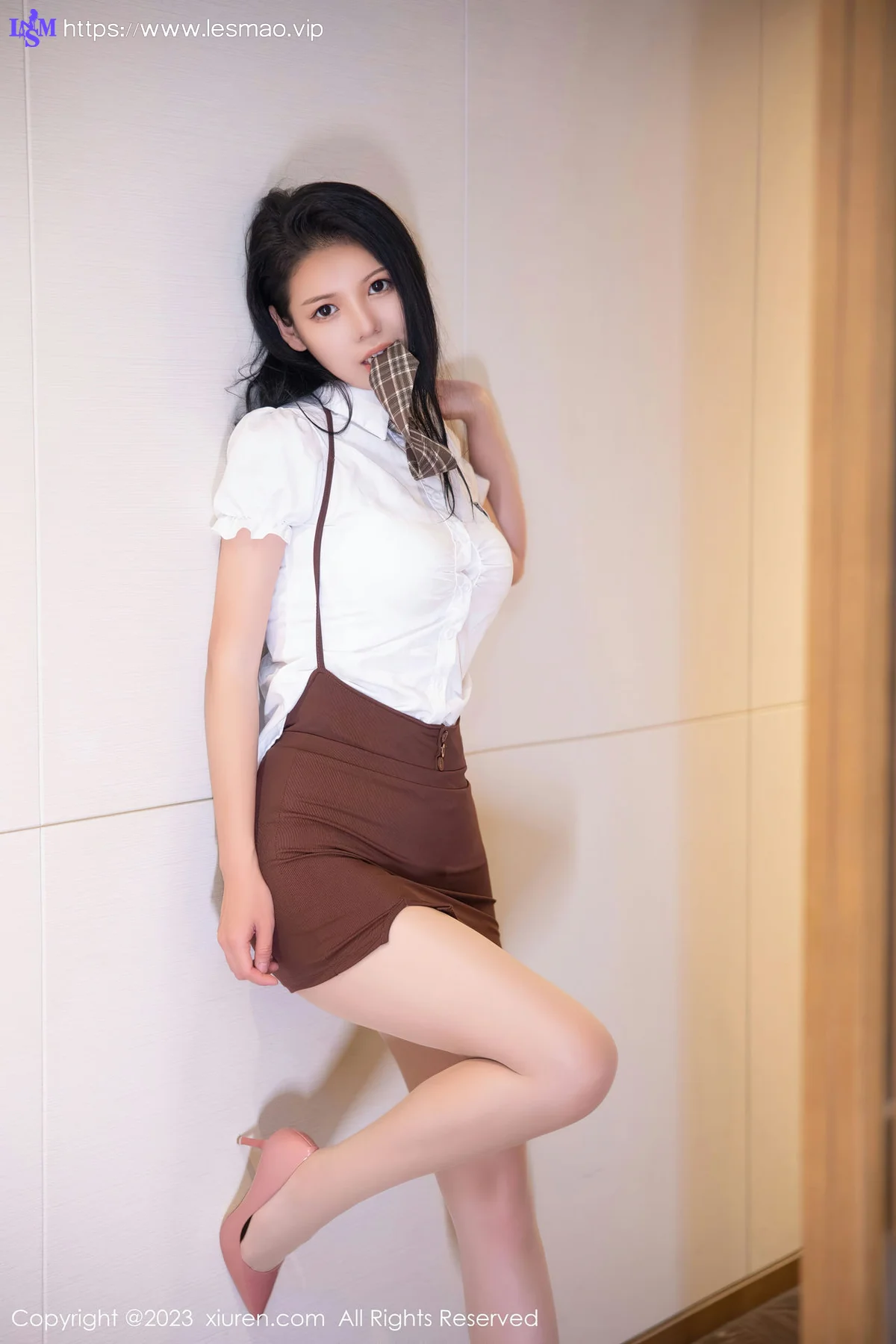 XiuRen 秀人 No.6917 大美妞儿 咖啡色短裙性感写真222 - 4