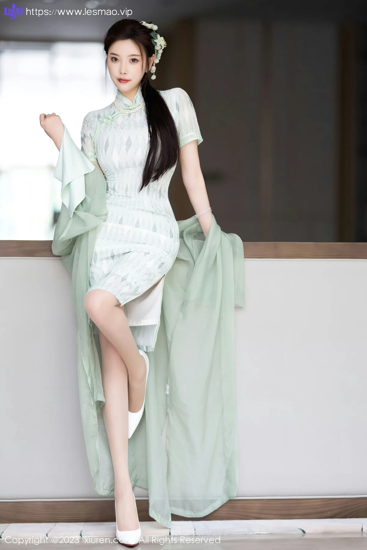 XiuRen 秀人 No.6983 杨晨晨Yome 淡绿色旗袍性感写真 - 11
