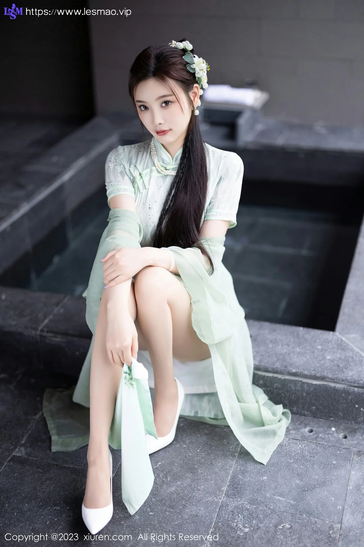 XiuRen 秀人 No.6983 杨晨晨Yome 淡绿色旗袍性感写真 - 14