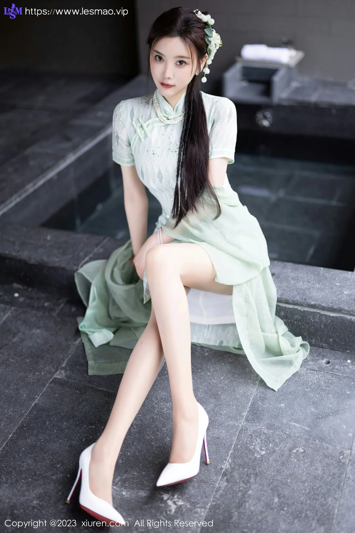 XiuRen 秀人 No.6983 杨晨晨Yome 淡绿色旗袍性感写真 - 15