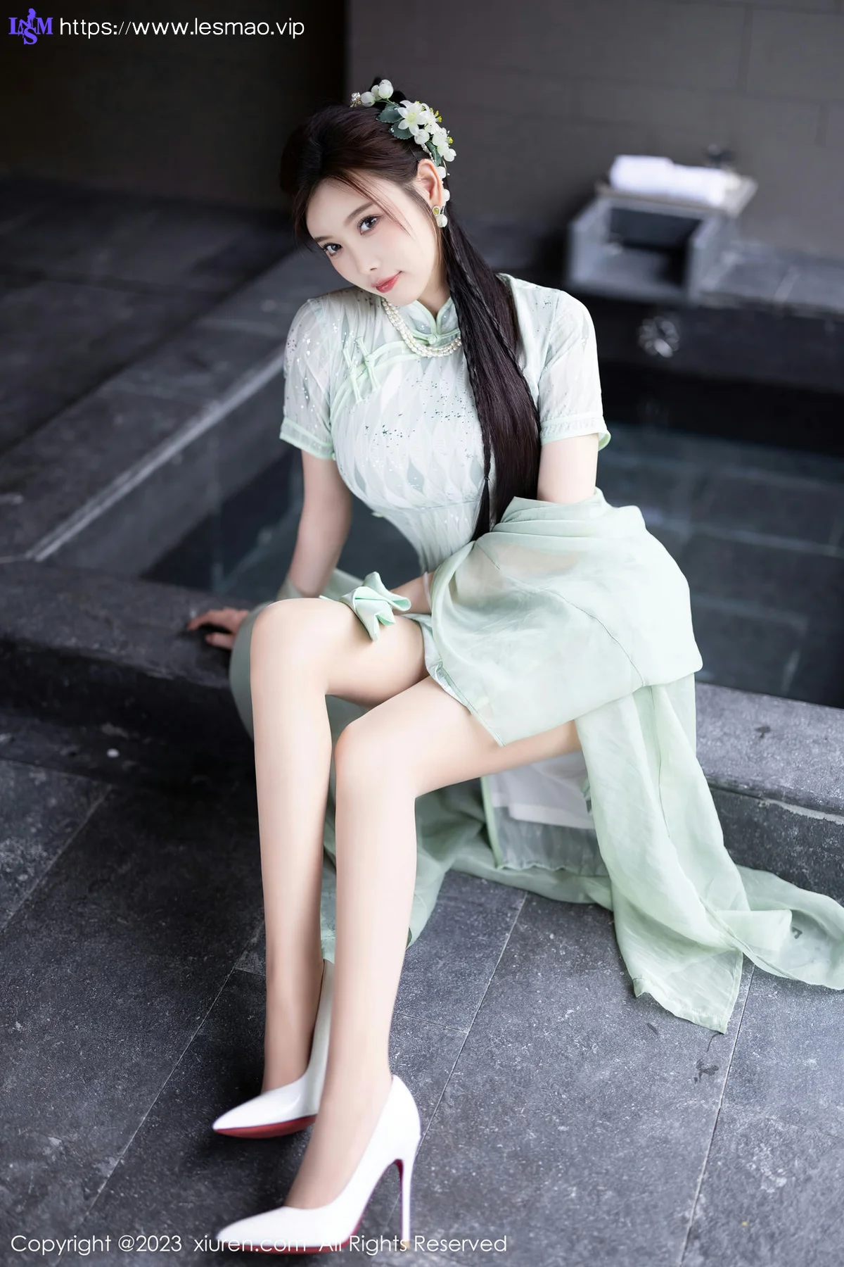 XiuRen 秀人 No.6983 杨晨晨Yome 淡绿色旗袍性感写真 - 17