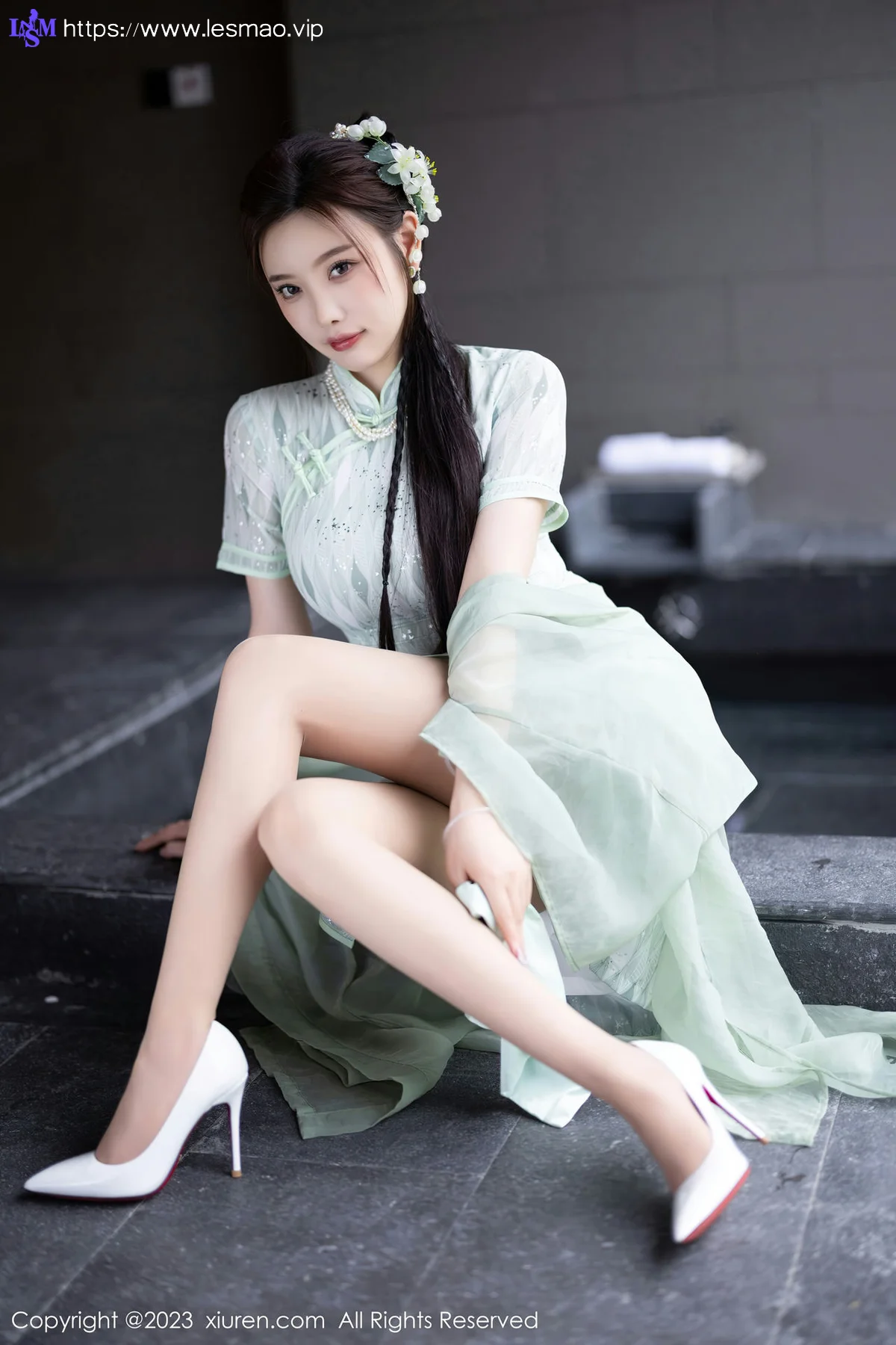 XiuRen 秀人 No.6983 杨晨晨Yome 淡绿色旗袍性感写真 - 18