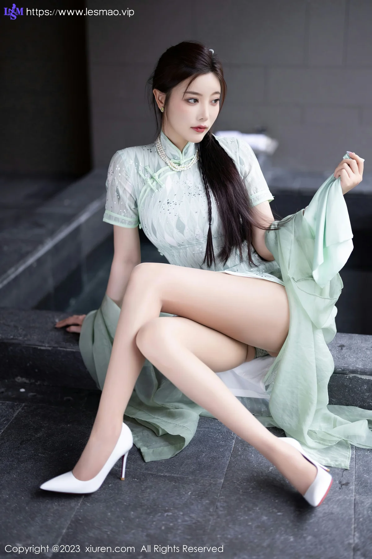 XiuRen 秀人 No.6983 杨晨晨Yome 淡绿色旗袍性感写真 - 19