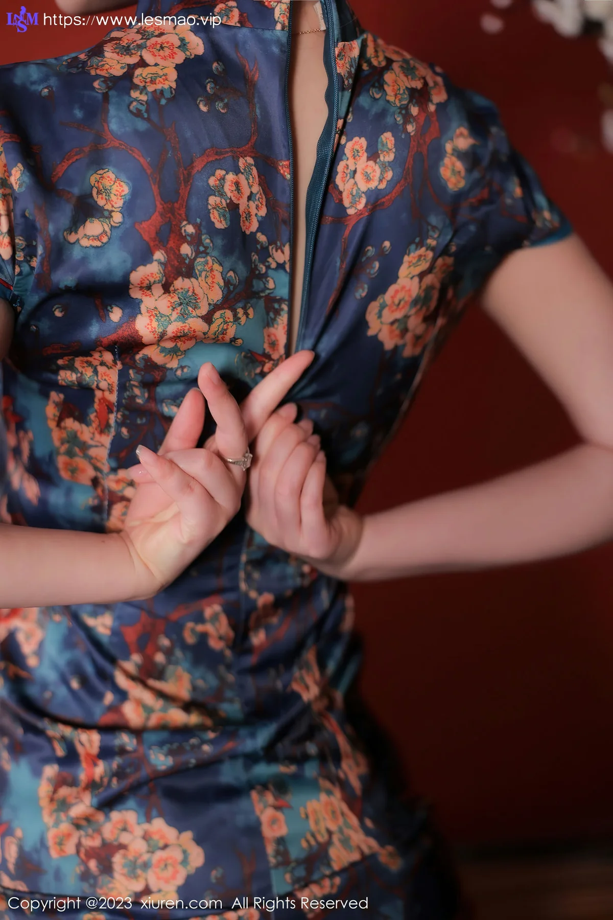 XiuRen 秀人 No.7051 诗诗kiki 蓝色图纹旗袍性感写真1 - 14