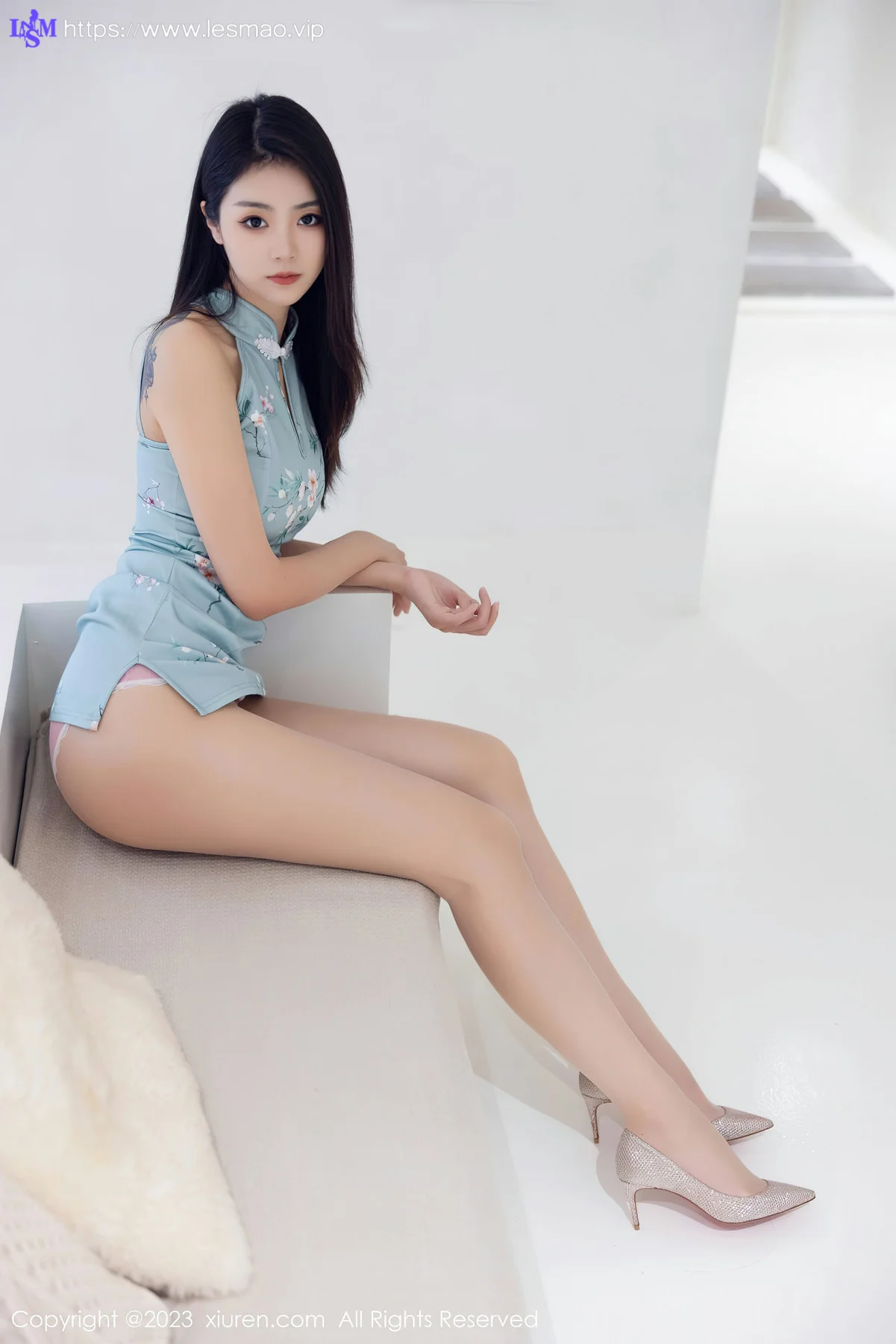 XiuRen 秀人 No.7067 可樂Vicky 短款旗袍性感写真 - 46