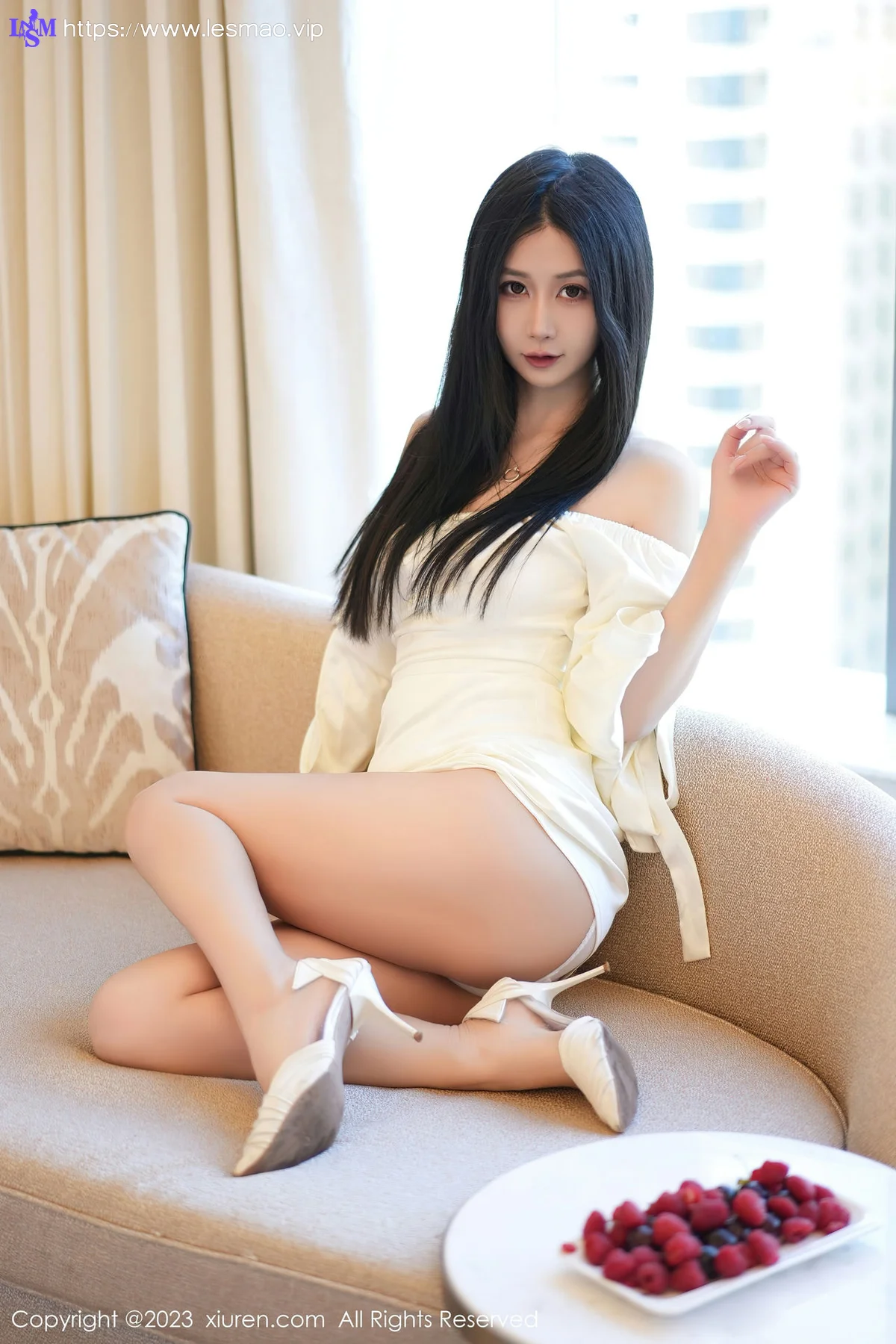 XiuRen 秀人 No.7116 laura阿姣 露肩连衣短裙迪拜旅拍 - 12