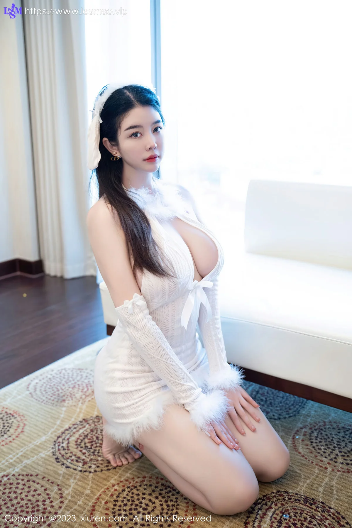 XiuRen 秀人 No.7172  樱桃小犊子 白色毛绒露肩性感写真 - 12