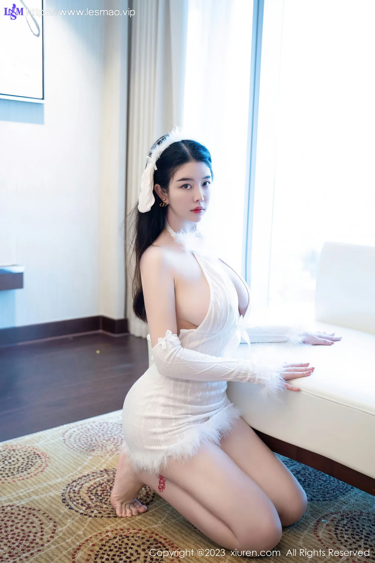 XiuRen 秀人 No.7172  樱桃小犊子 白色毛绒露肩性感写真 - 14