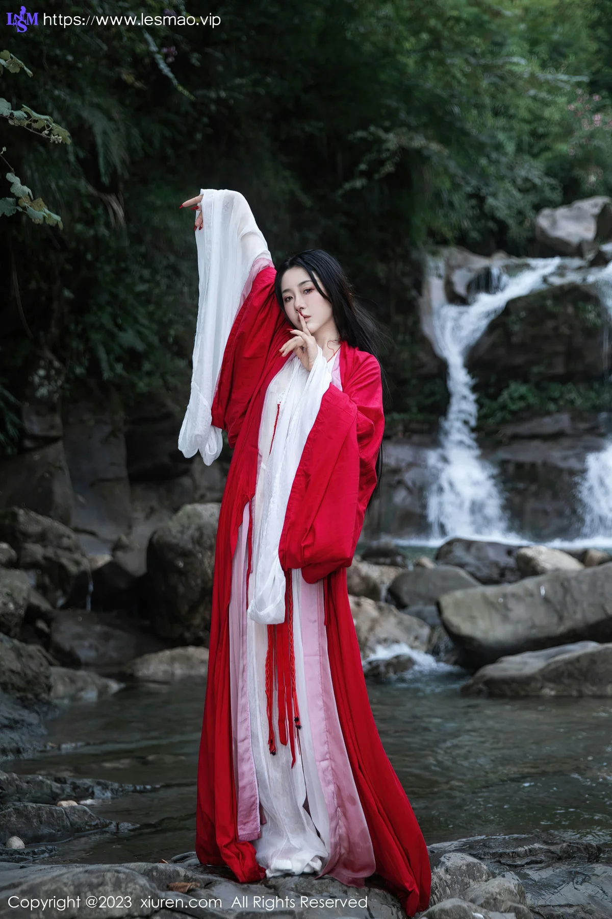 XiuRen 秀人 No.7295  严利娅Yuliya 户外诱惑红色古装性感写真 - 2