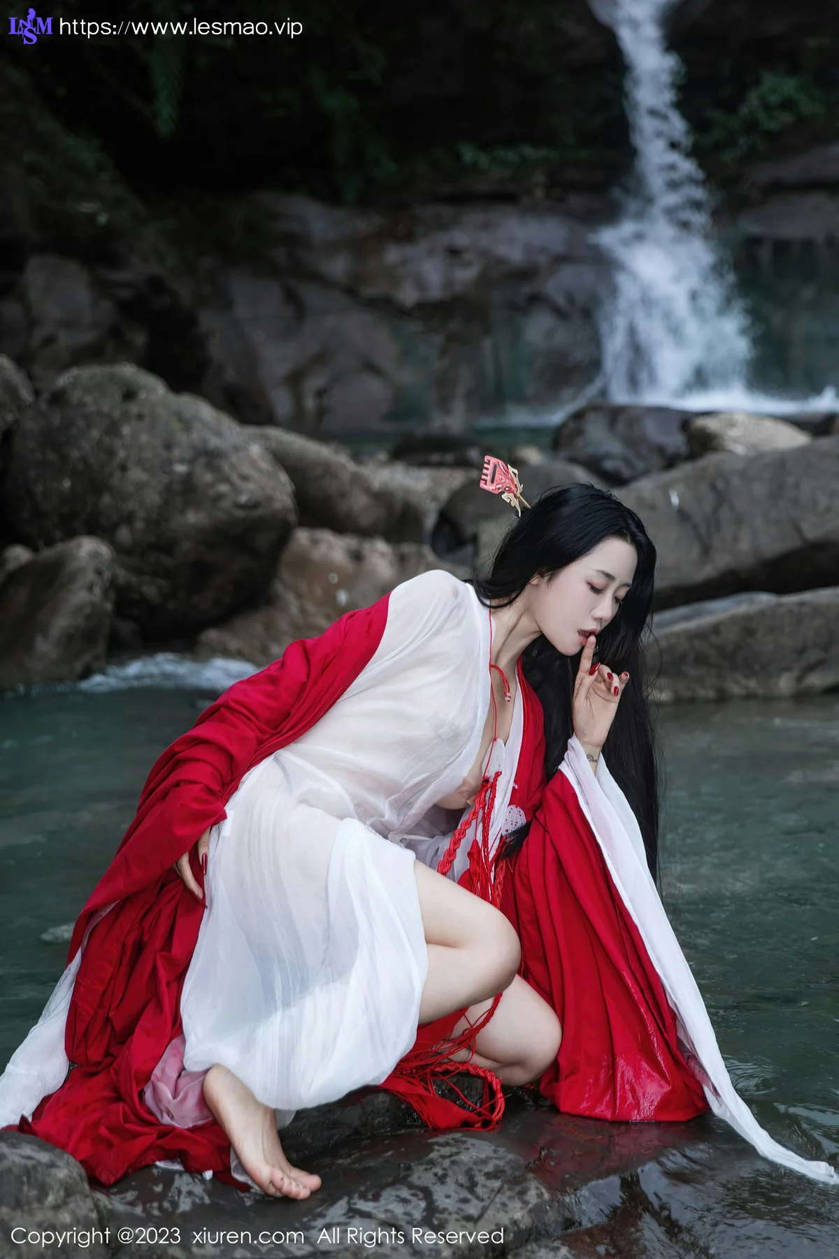 XiuRen 秀人 No.7295  严利娅Yuliya 户外诱惑红色古装性感写真 - 14