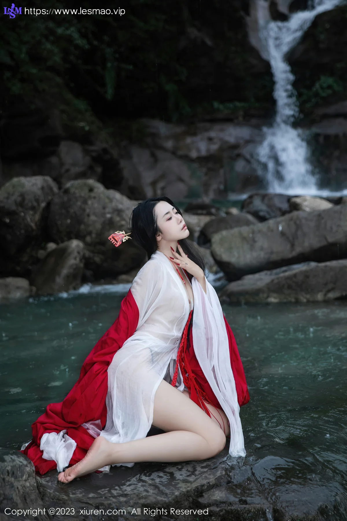 XiuRen 秀人 No.7295  严利娅Yuliya 户外诱惑红色古装性感写真 - 15