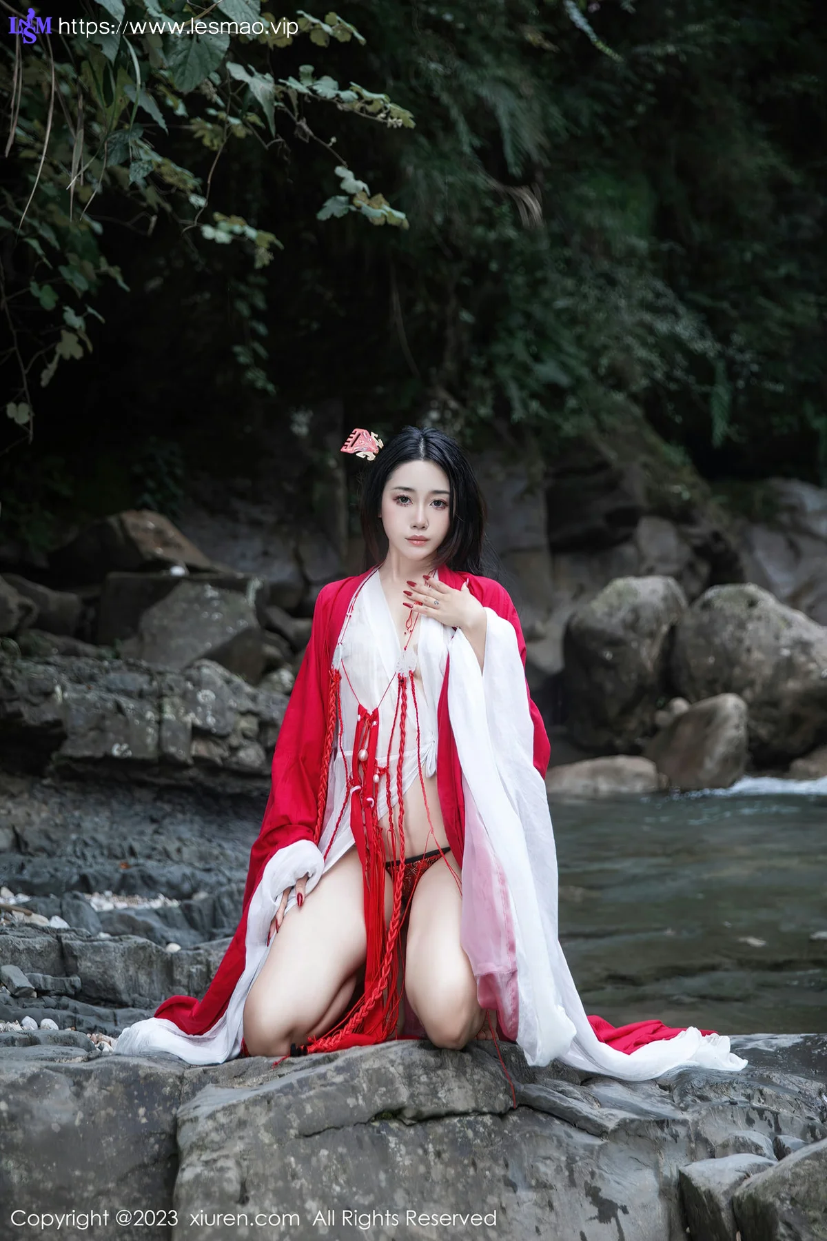 XiuRen 秀人 No.7295  严利娅Yuliya 户外诱惑红色古装性感写真 - 24