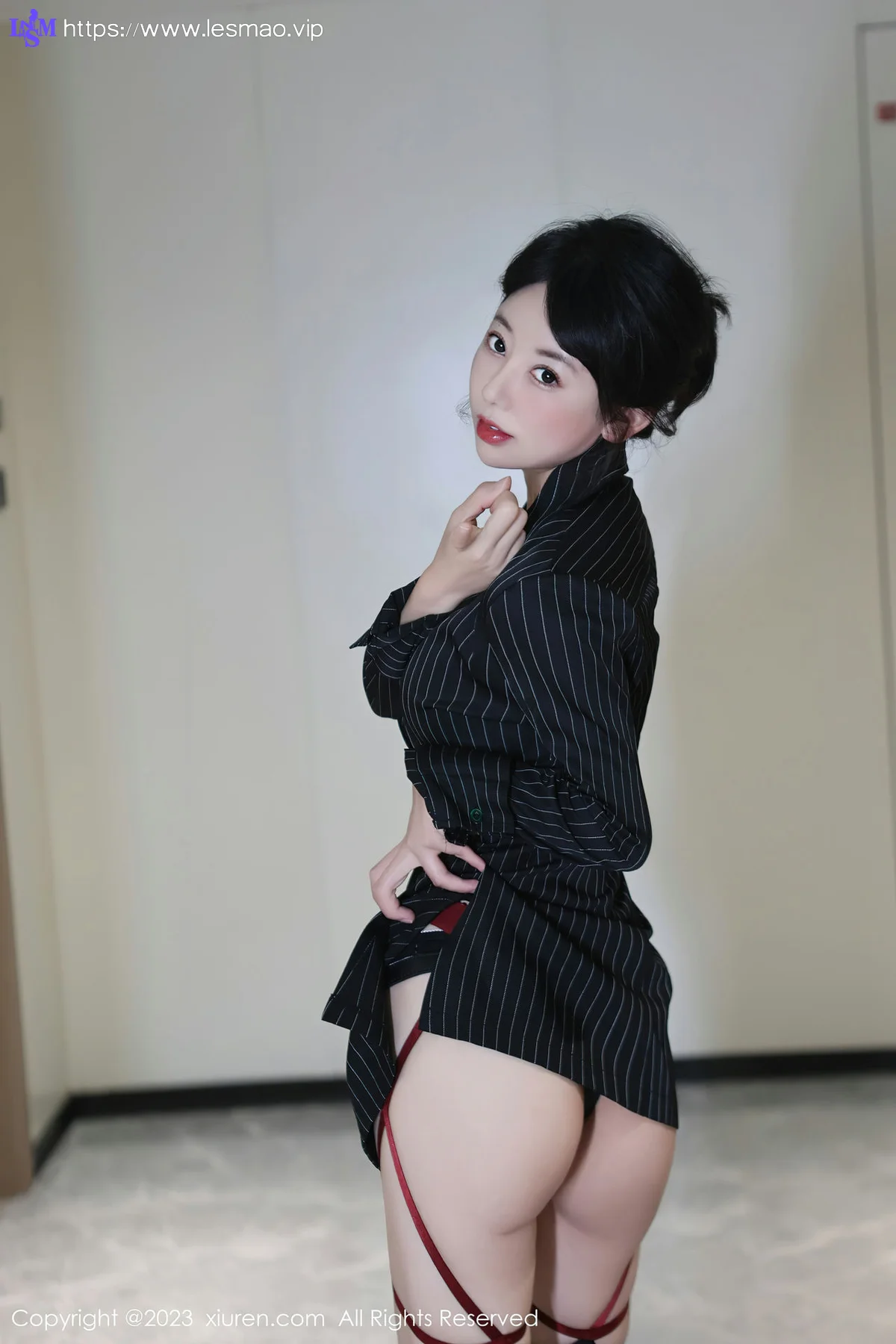 XiuRen 秀人 No.7384  白笑笑 黑色条纹上衣性感写真3 - 11