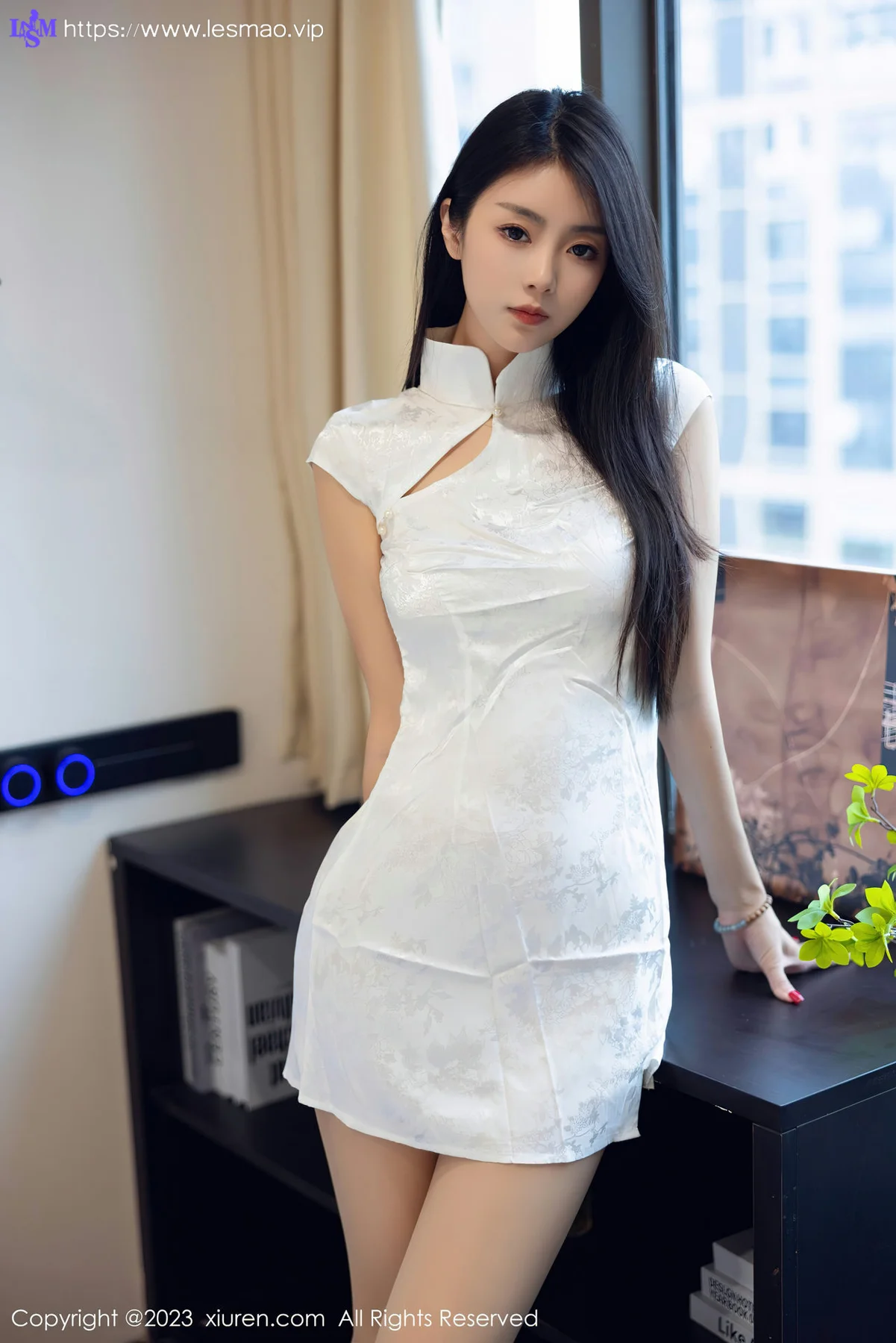 XiuRen 秀人 No.7493 可樂Vicky 白色短款旗袍性感写真 - 15
