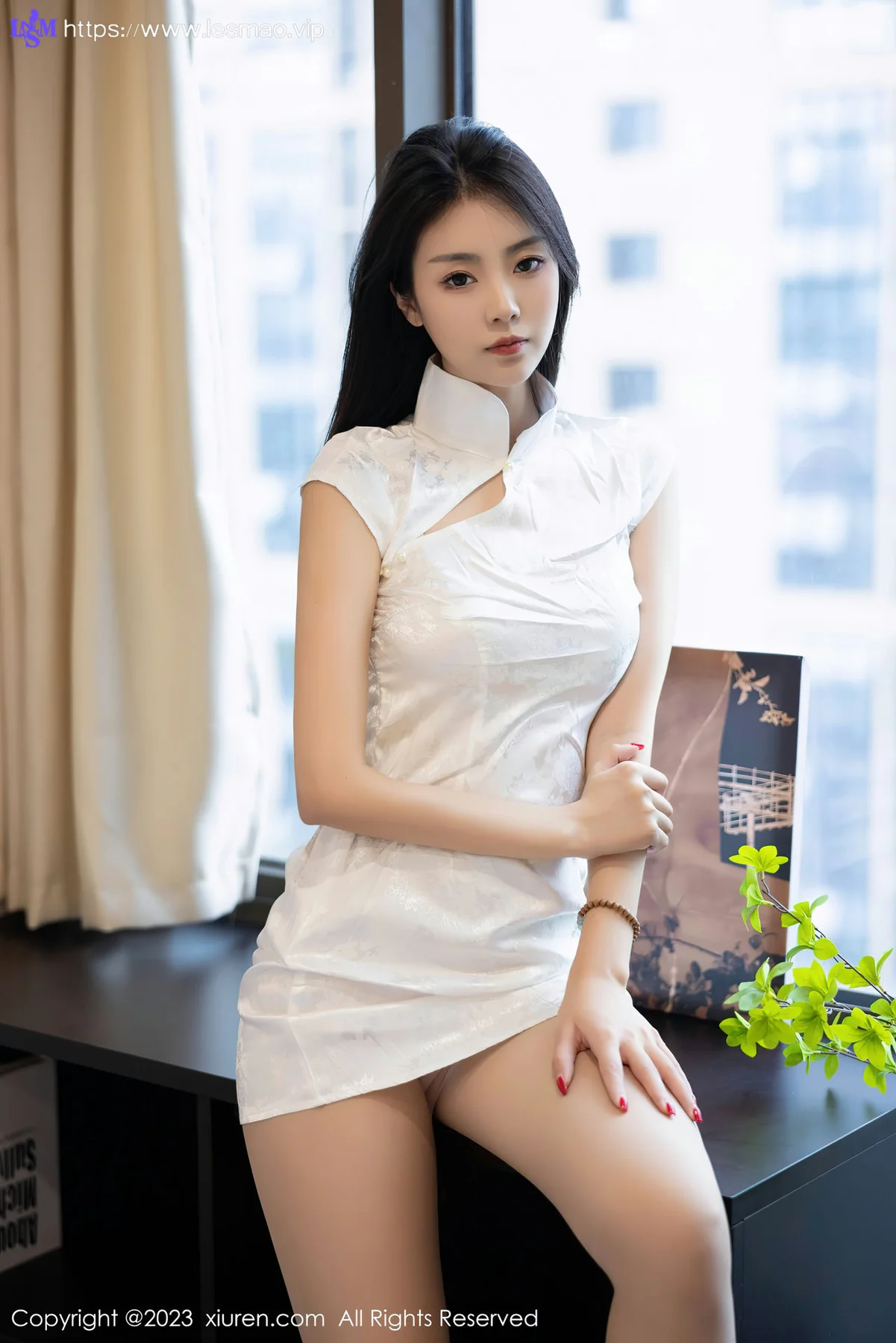 XiuRen 秀人 No.7493 可樂Vicky 白色短款旗袍性感写真 - 18