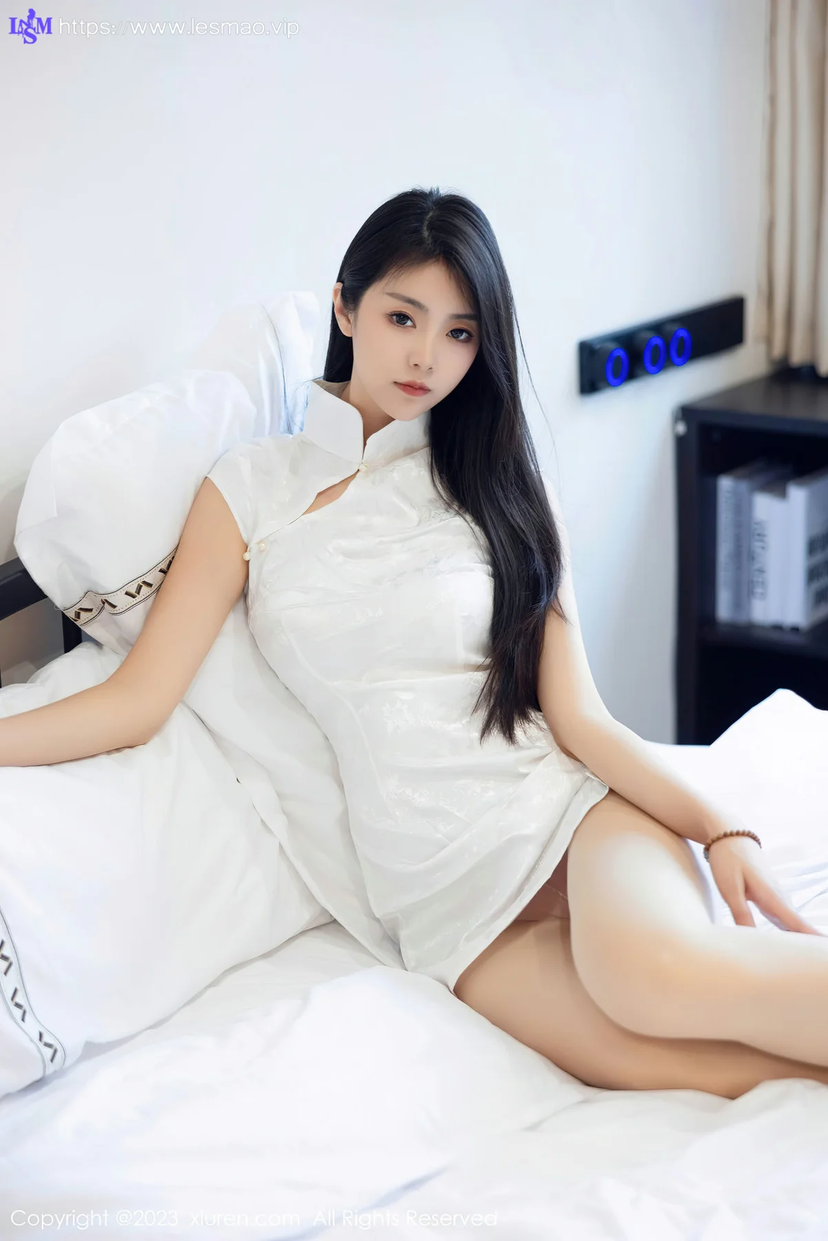 XiuRen 秀人 No.7493 可樂Vicky 白色短款旗袍性感写真 - 46