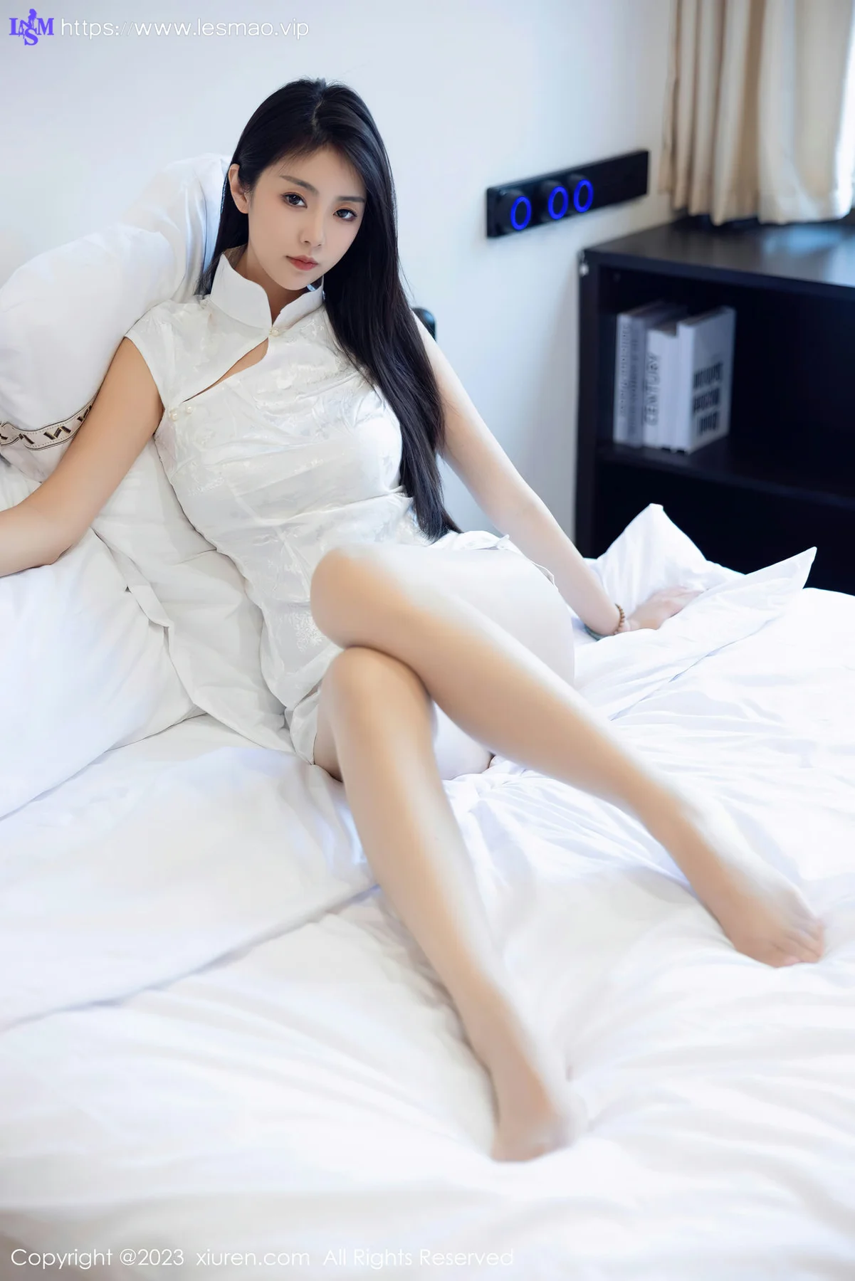 XiuRen 秀人 No.7493 可樂Vicky 白色短款旗袍性感写真 - 48
