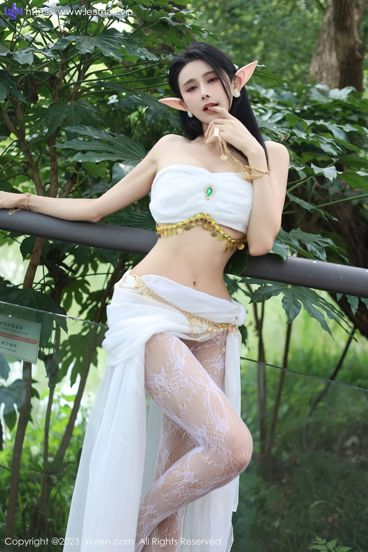 XiuRen 秀人 No.7598  草莓mm 白色网纱袜户外场景性感写真 - 8