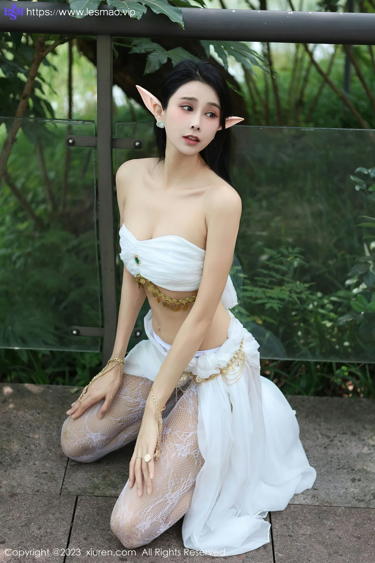 XiuRen 秀人 No.7598  草莓mm 白色网纱袜户外场景性感写真 - 11