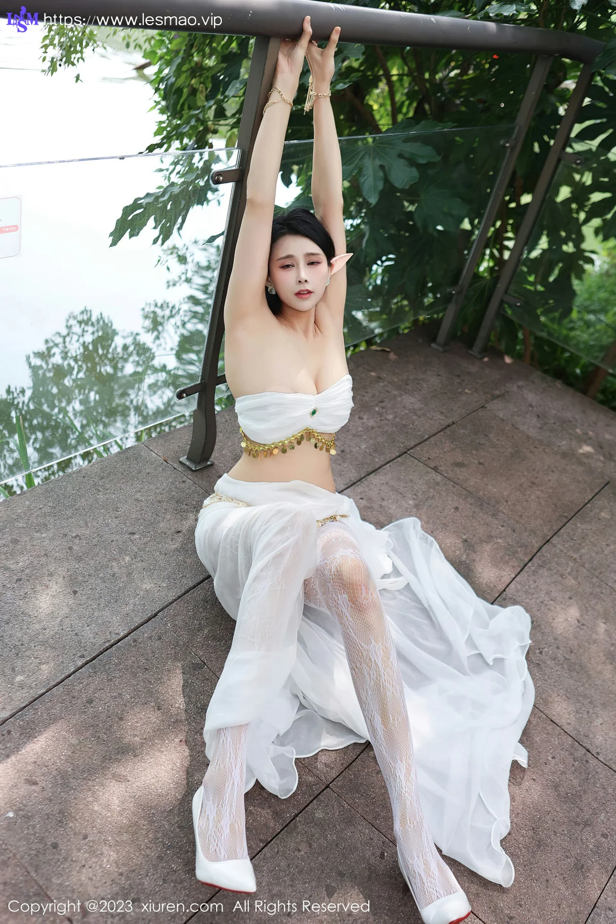 XiuRen 秀人 No.7598  草莓mm 白色网纱袜户外场景性感写真 - 22