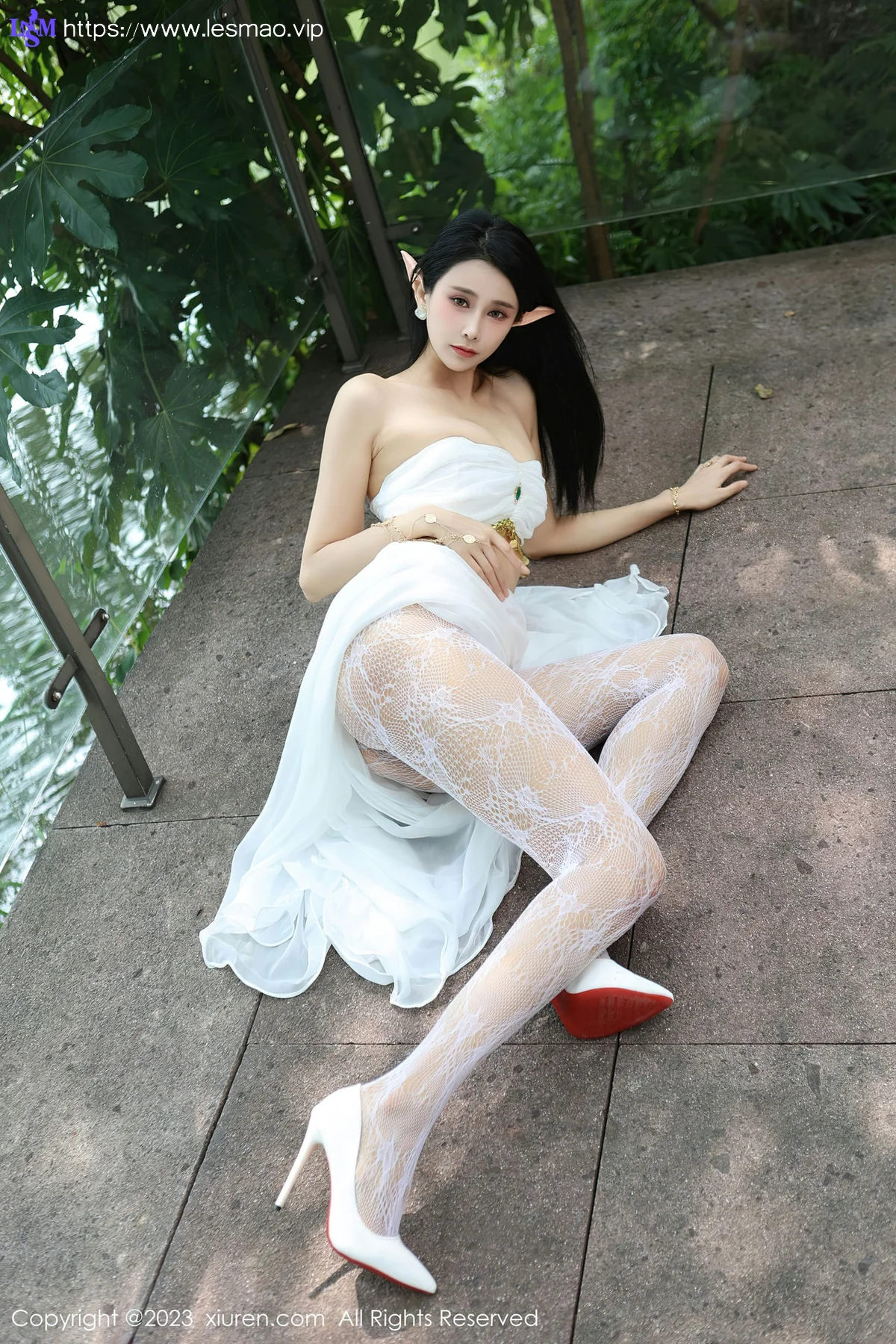 XiuRen 秀人 No.7598  草莓mm 白色网纱袜户外场景性感写真 - 23