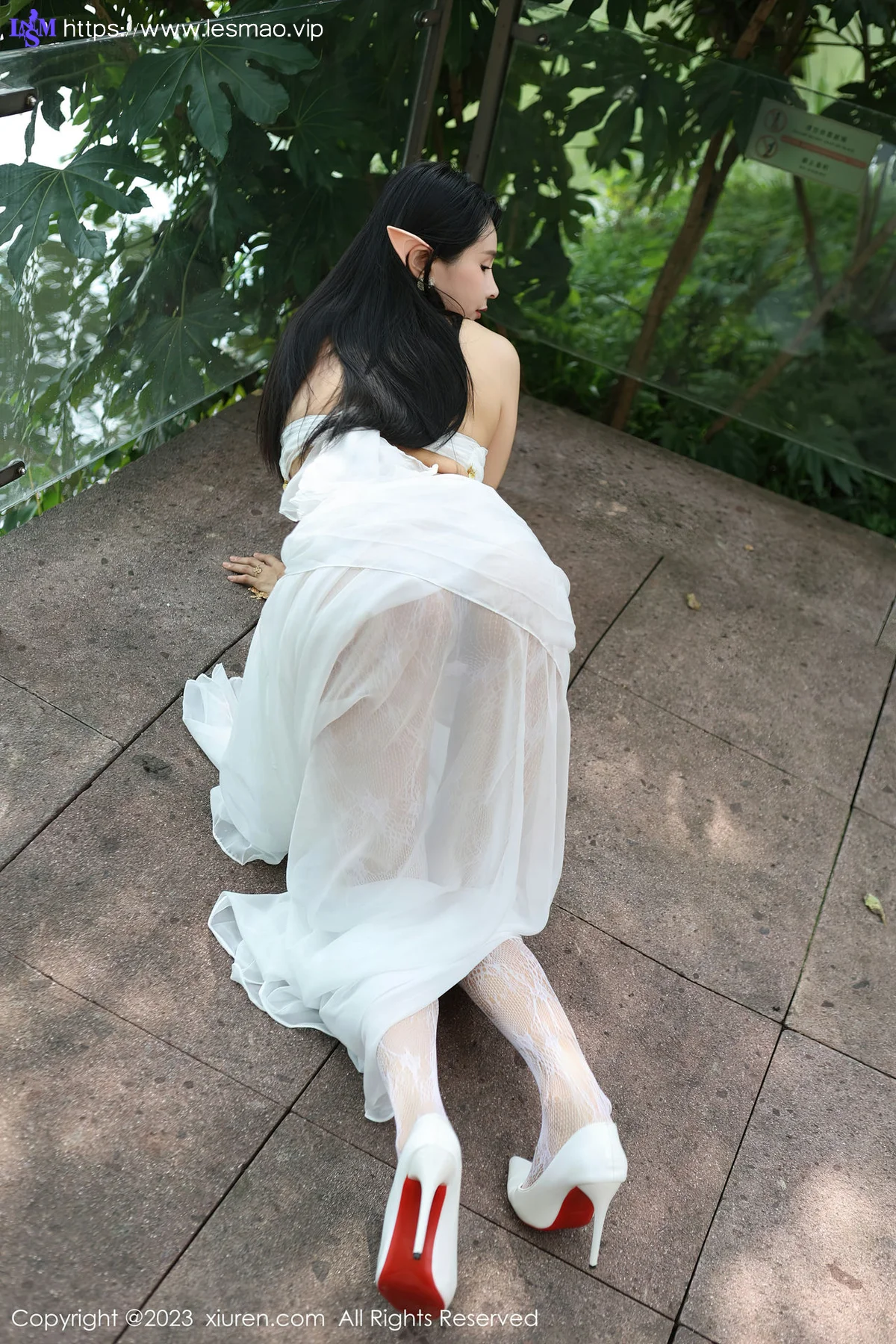 XiuRen 秀人 No.7598  草莓mm 白色网纱袜户外场景性感写真 - 24