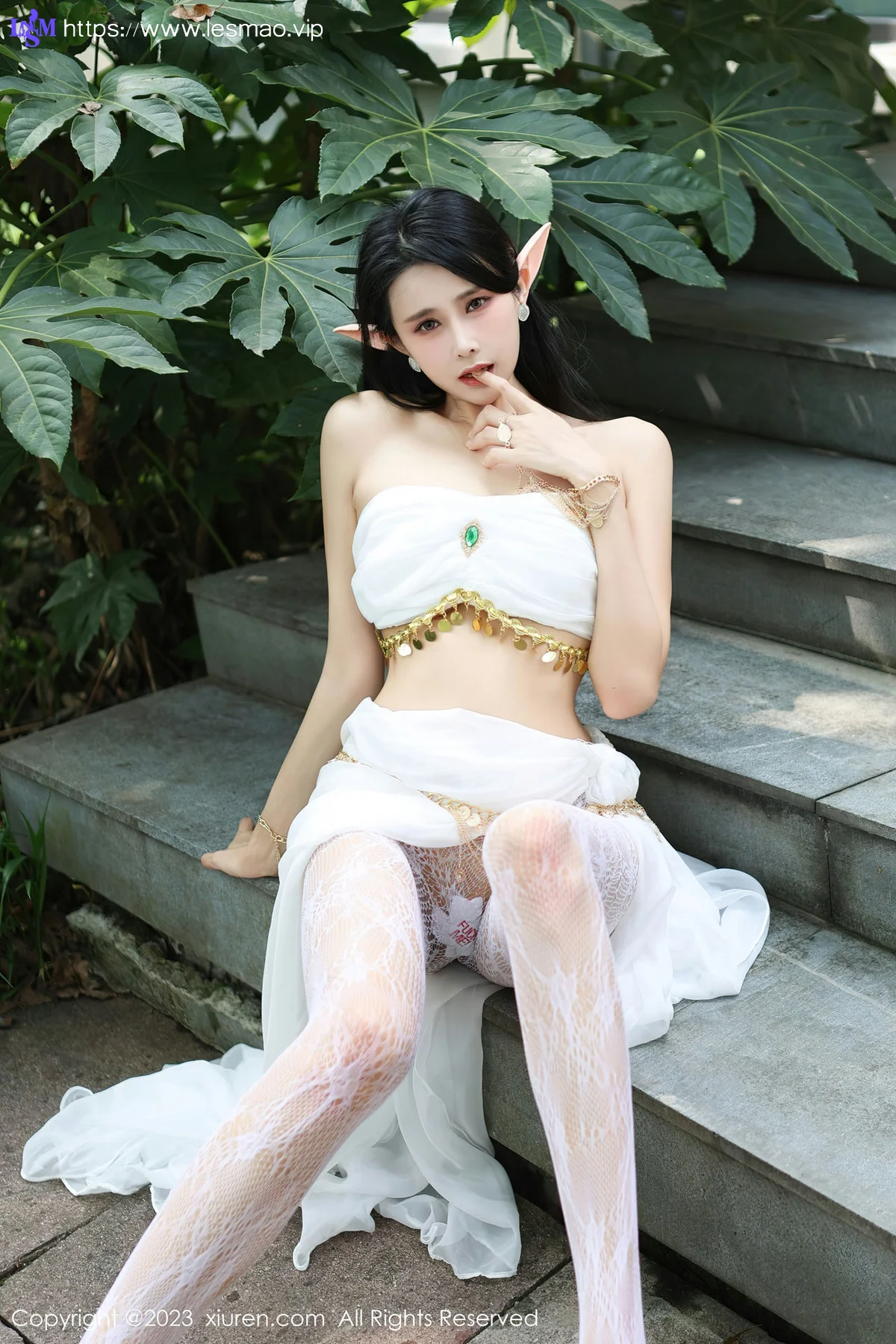 XiuRen 秀人 No.7598  草莓mm 白色网纱袜户外场景性感写真 - 27