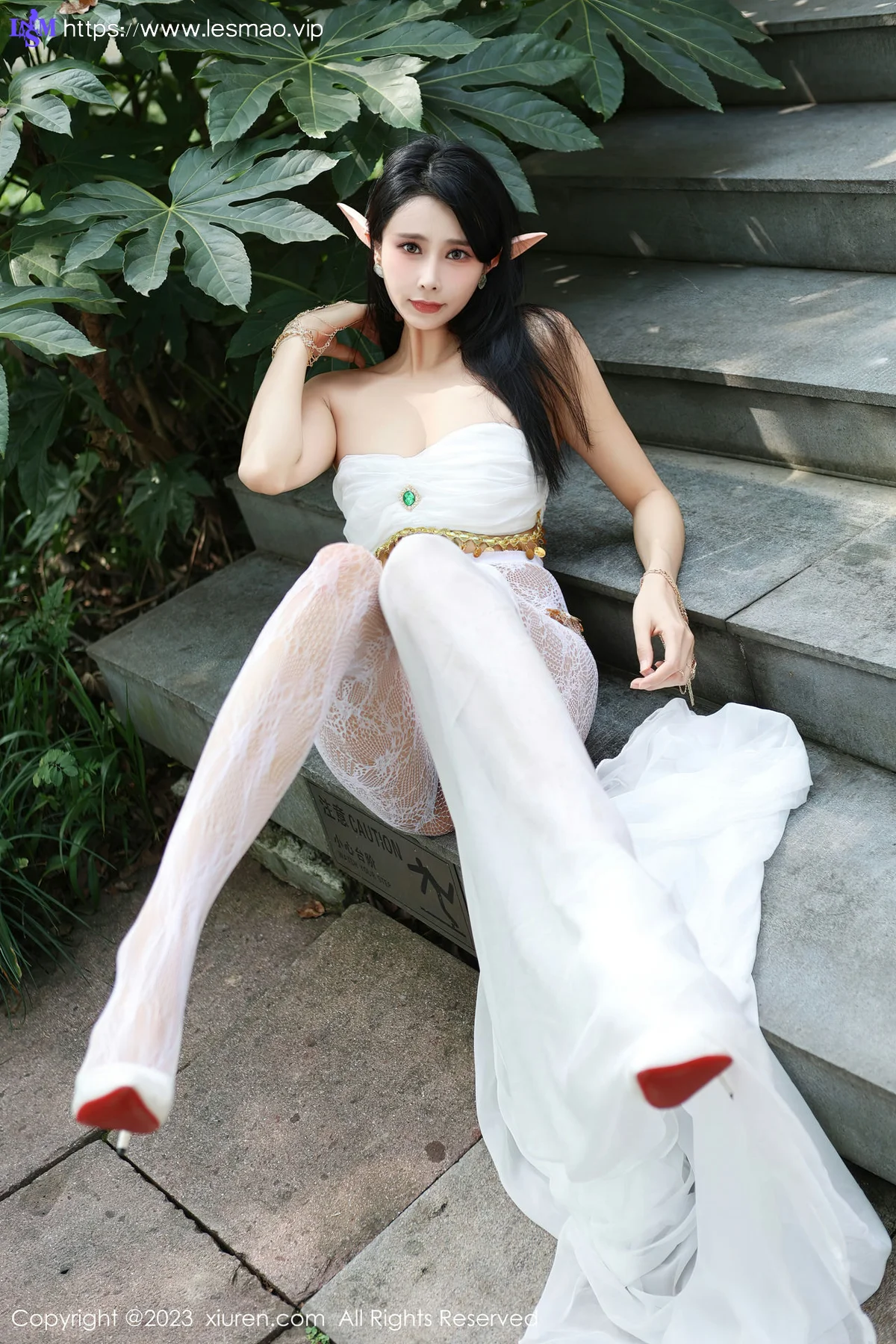 XiuRen 秀人 No.7598  草莓mm 白色网纱袜户外场景性感写真 - 29