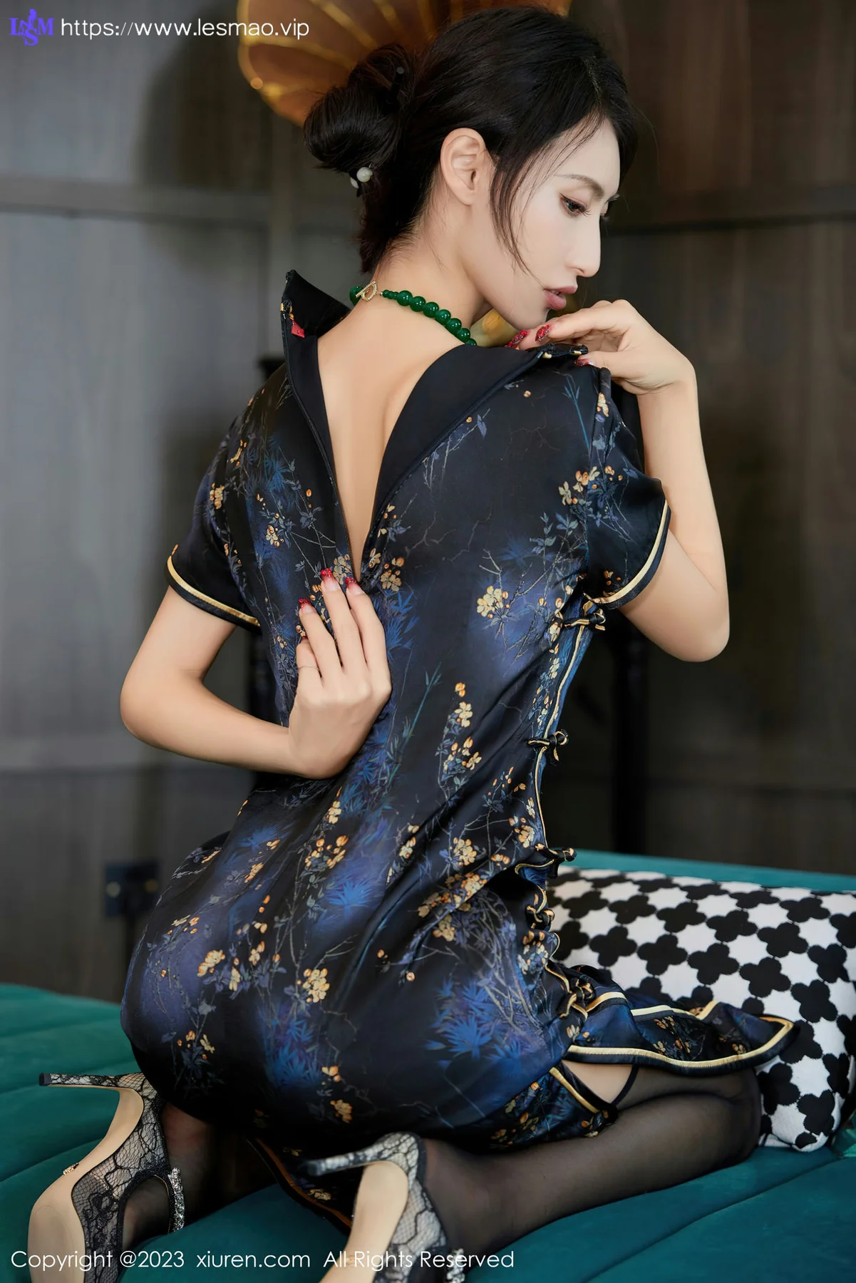 XiuRen 秀人 No.7656  lingyu69 深色旗袍服饰性感写真1 - 18