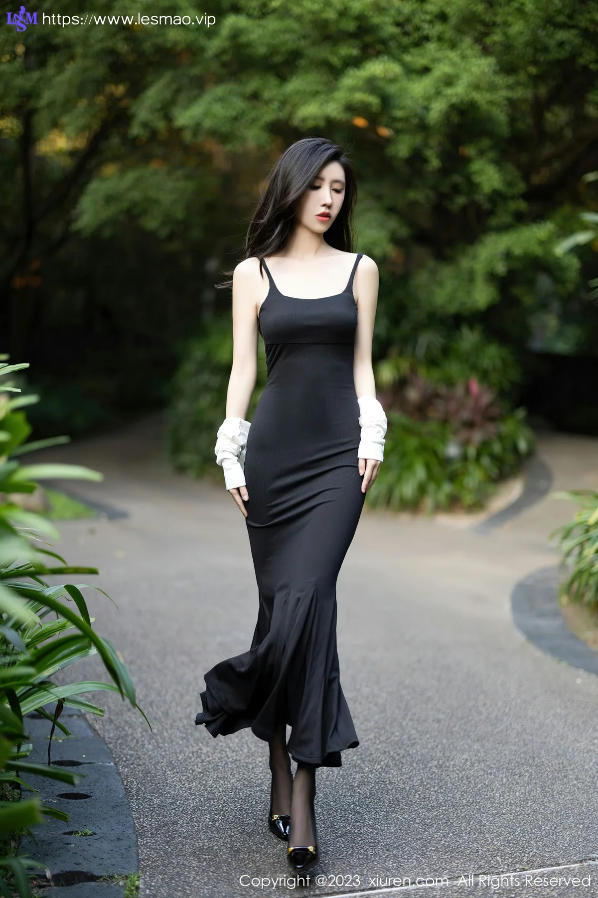 XiuRen 秀人 No.7830  章芃芃 户外场景拍摄性感写真 - 13