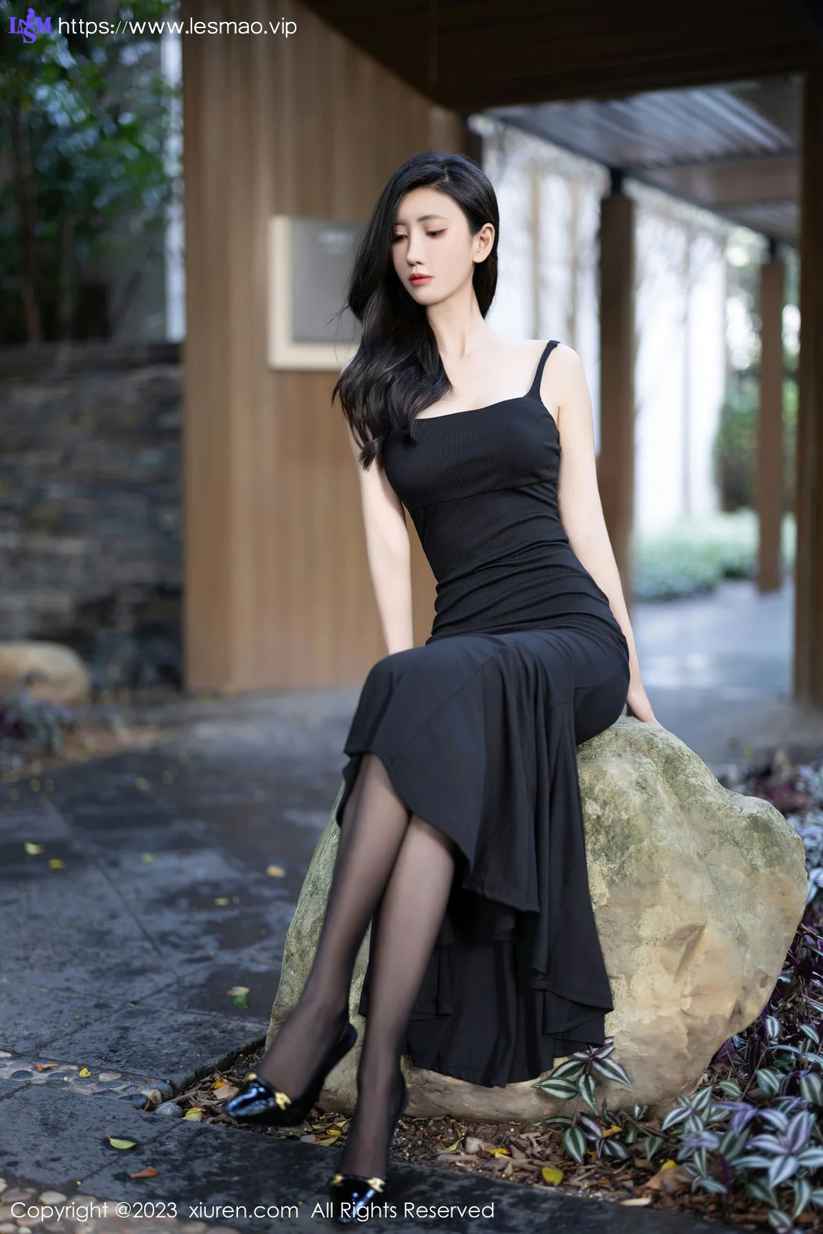 XiuRen 秀人 No.7830  章芃芃 户外场景拍摄性感写真 - 19