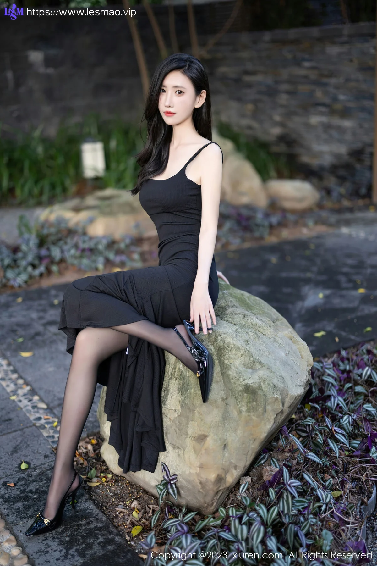 XiuRen 秀人 No.7830  章芃芃 户外场景拍摄性感写真 - 22