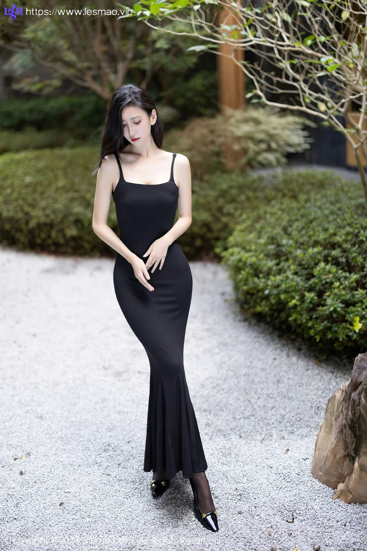 XiuRen 秀人 No.7830  章芃芃 户外场景拍摄性感写真 - 23
