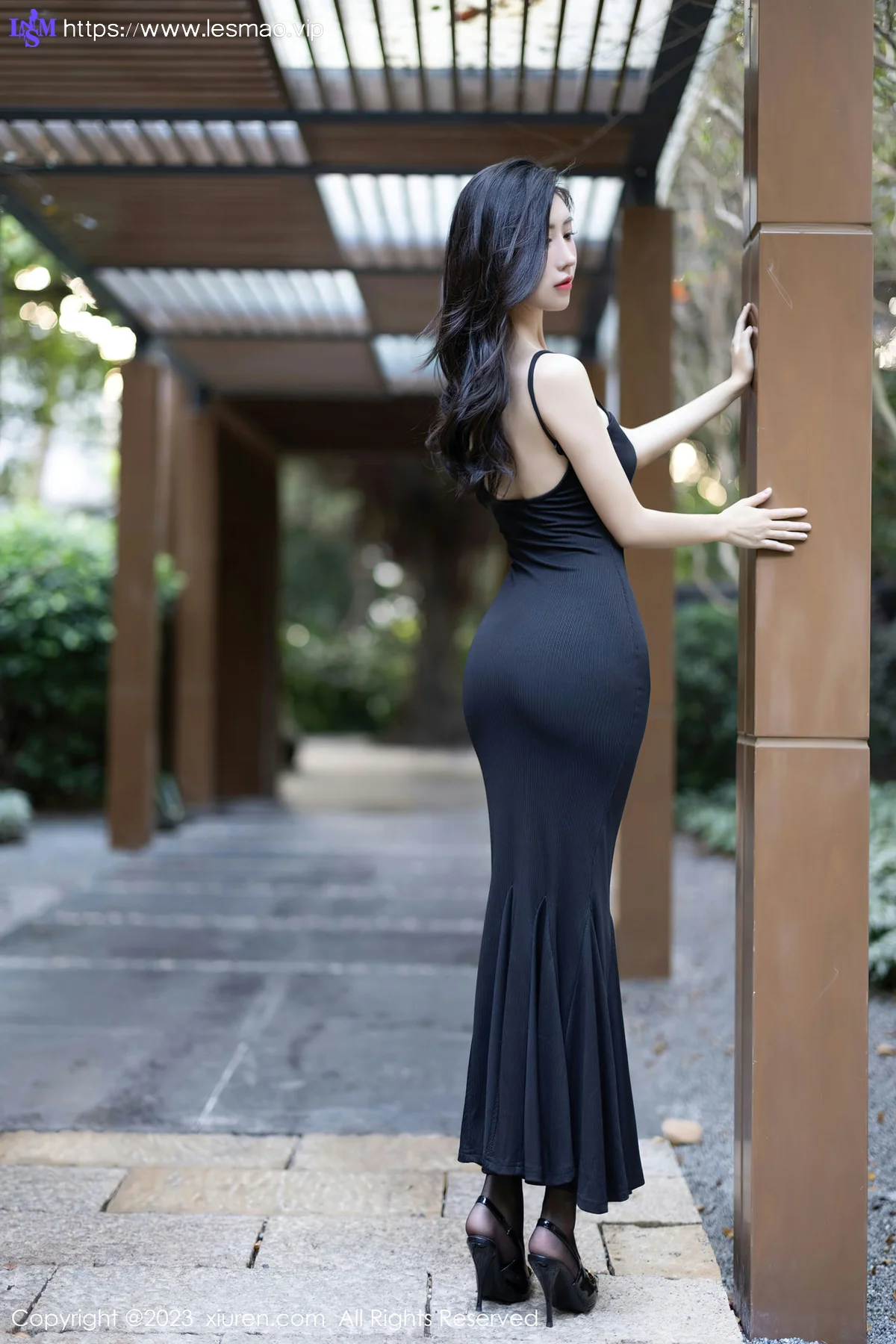 XiuRen 秀人 No.7830  章芃芃 户外场景拍摄性感写真 - 32