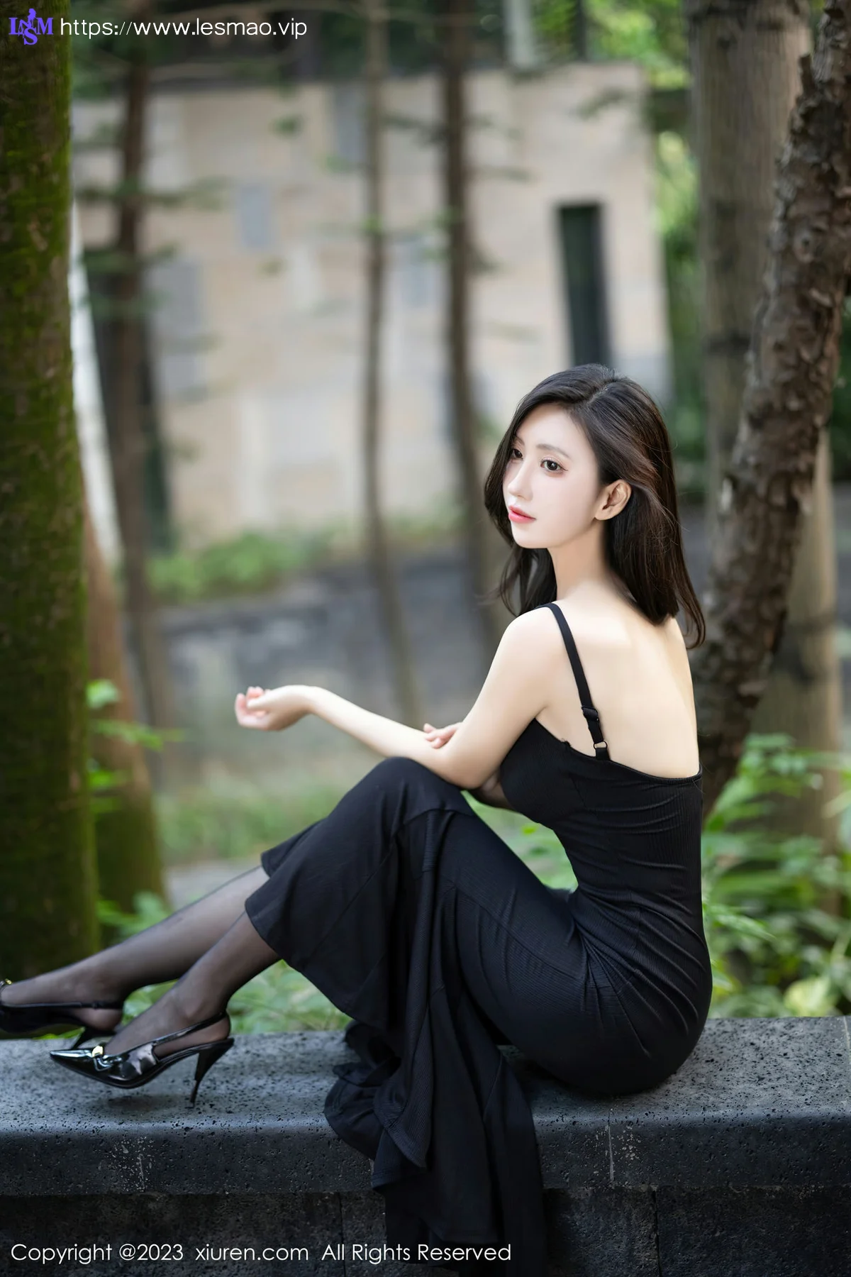 XiuRen 秀人 No.7830  章芃芃 户外场景拍摄性感写真 - 38